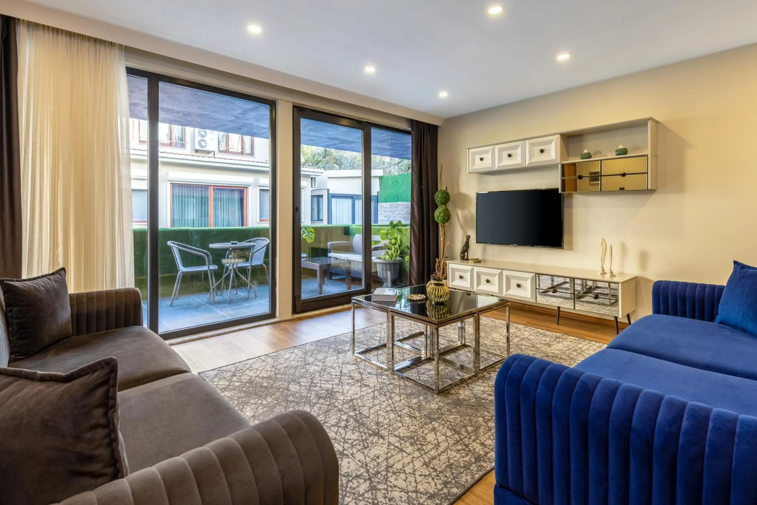 Communal lounge/ TV room in BayMari Suites Plus Florya