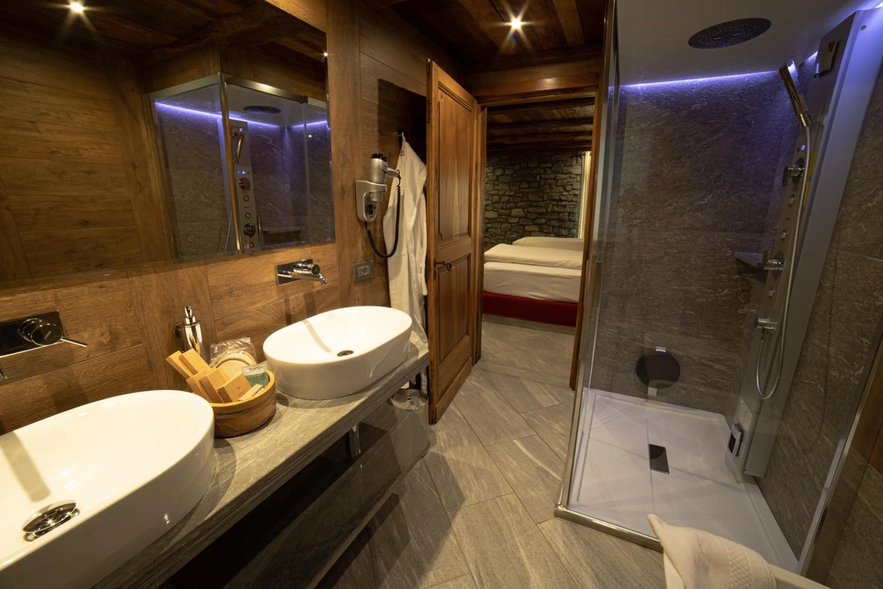 Bathroom in Café Quinson Relais de Charme