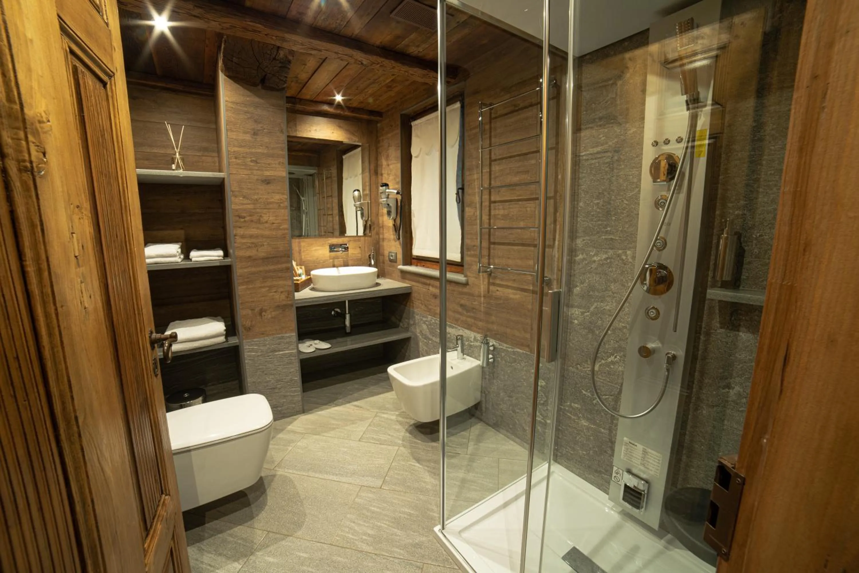 Shower in Café Quinson Relais de Charme