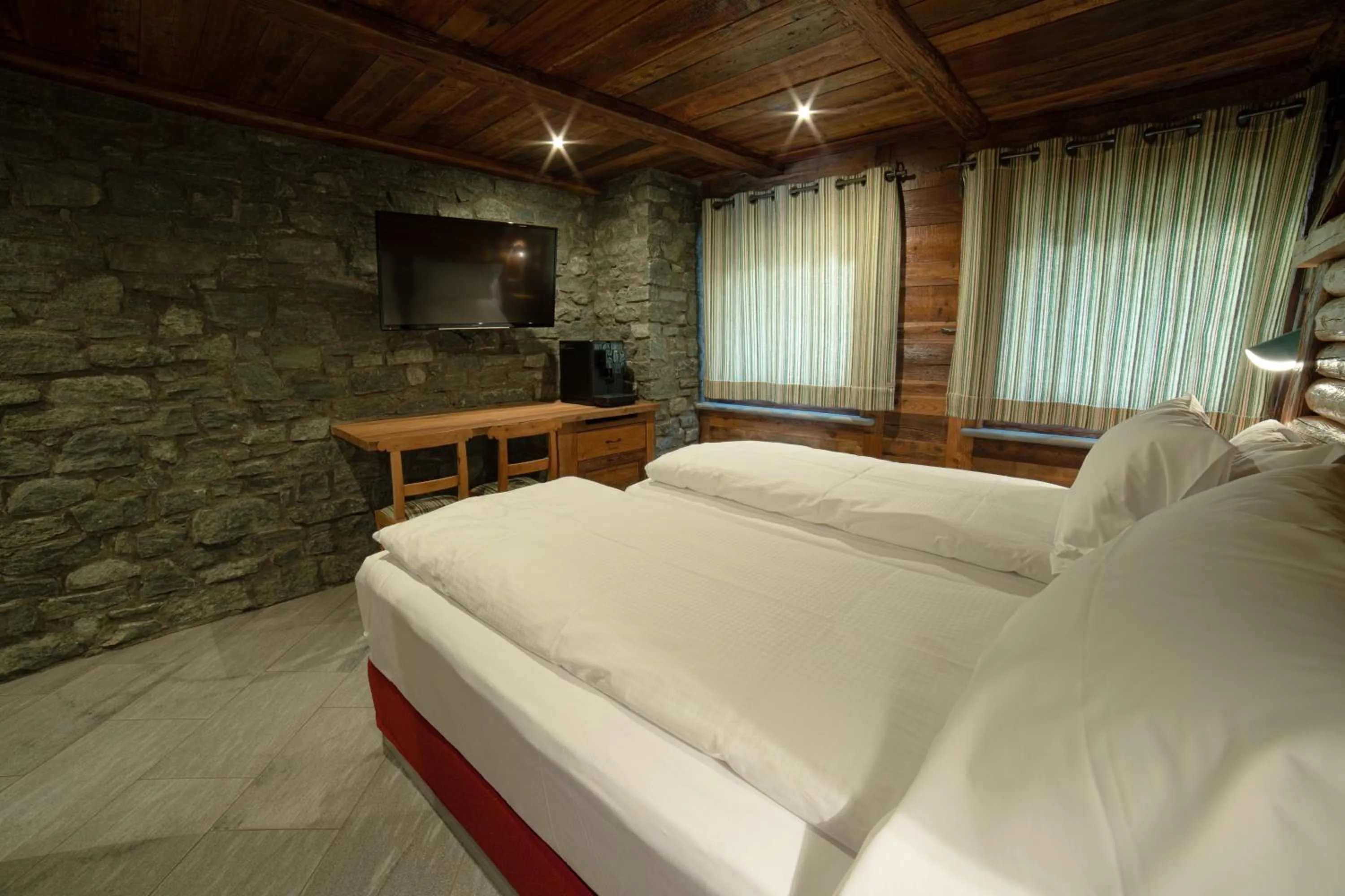 Photo of the whole room, Bed in Café Quinson Relais de Charme