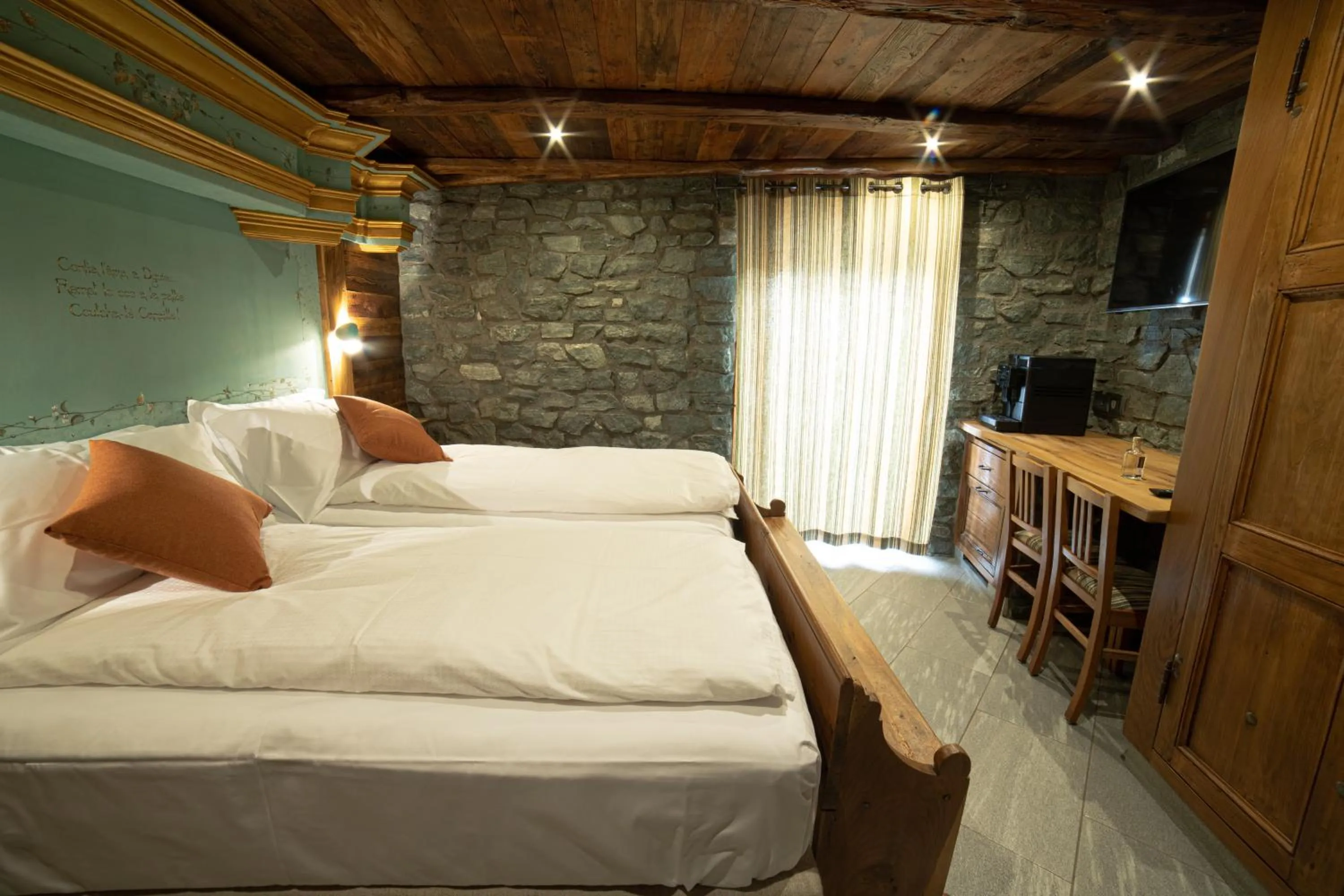 View (from property/room), Bed in Café Quinson Relais de Charme