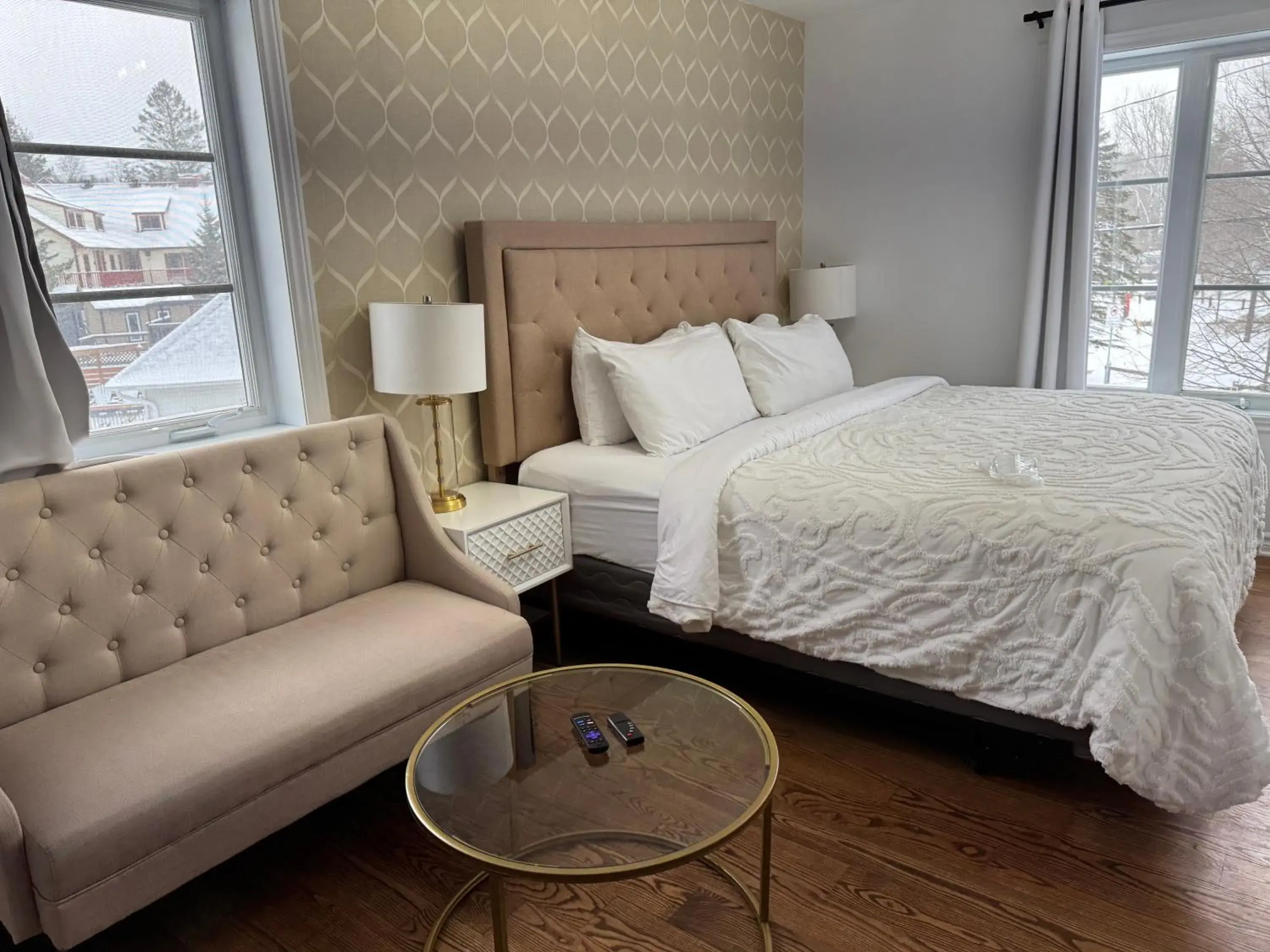 Junior Suite in Le 900 Tremblant Inn Café and Bistro Junior Suite in Le 900 Tremblant Inn Café and Bistro