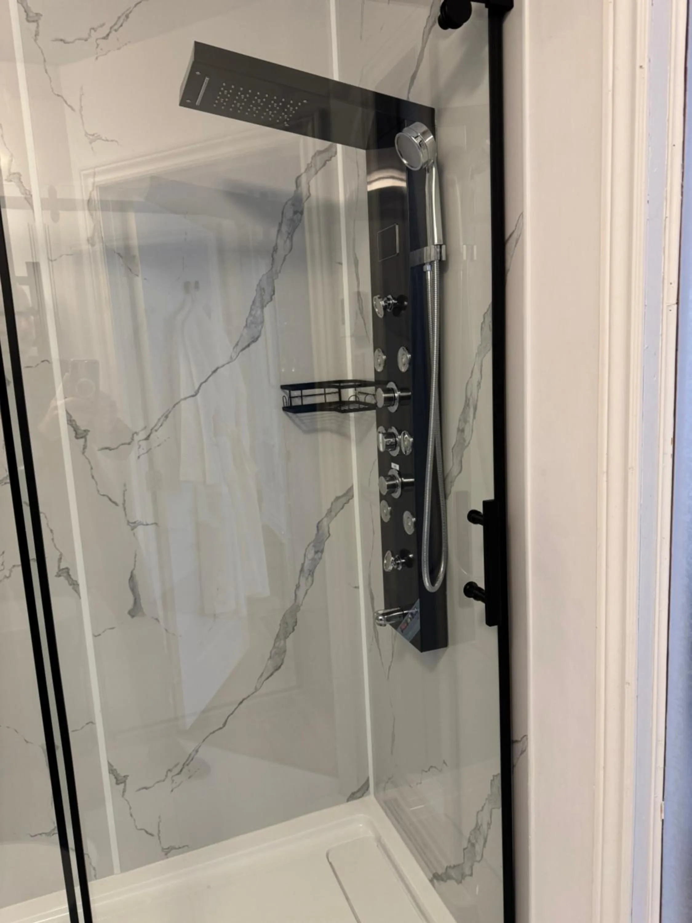 Shower in Le 900 Tremblant Inn Café and Bistro