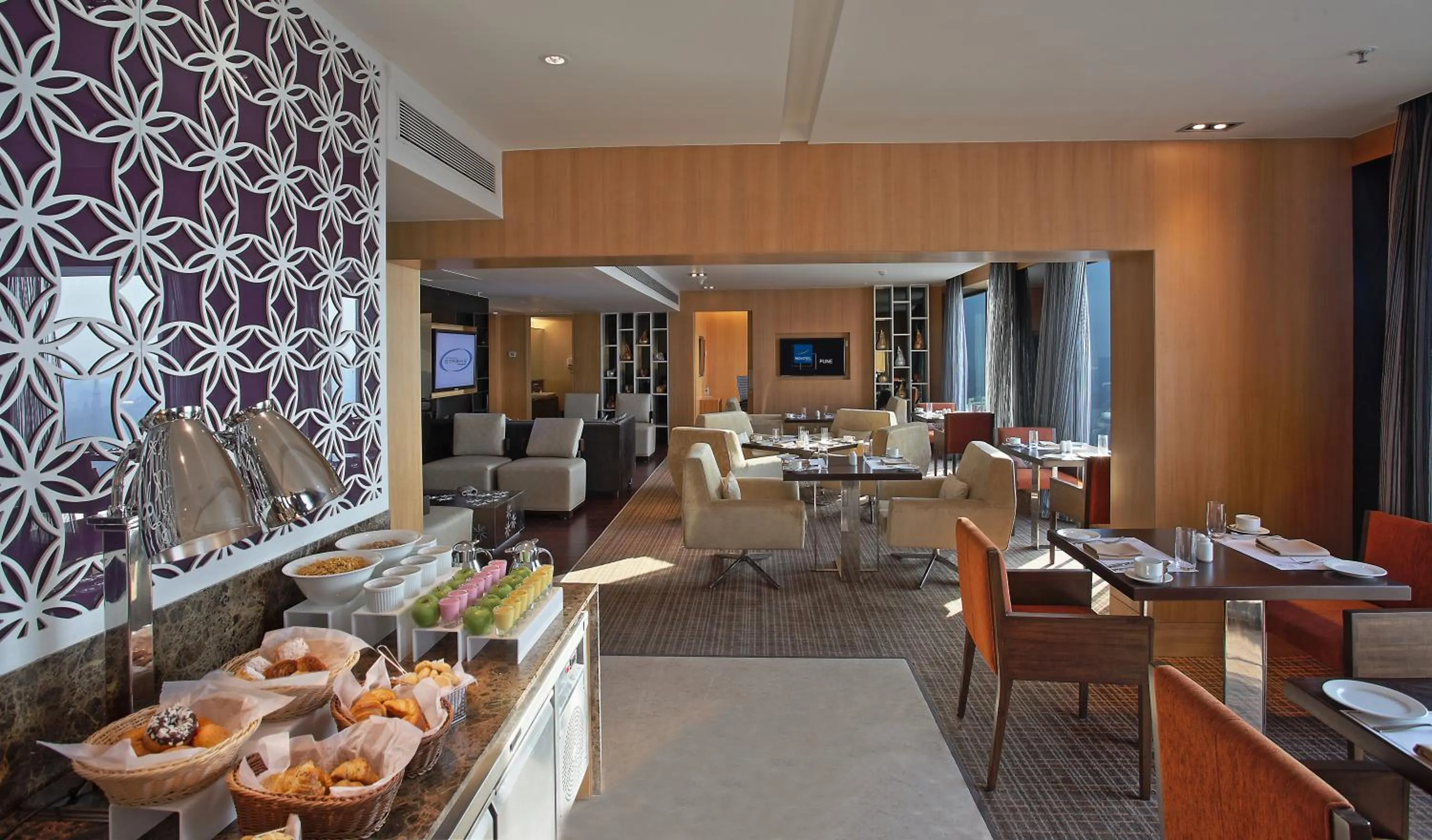 Restaurant/places to eat in Novotel Pune Viman Nagar Road