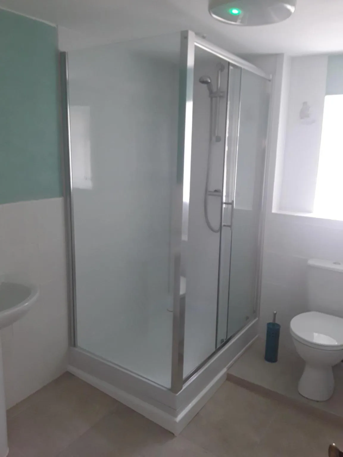 Shower in Sharlands Farm Bed and Breakfast