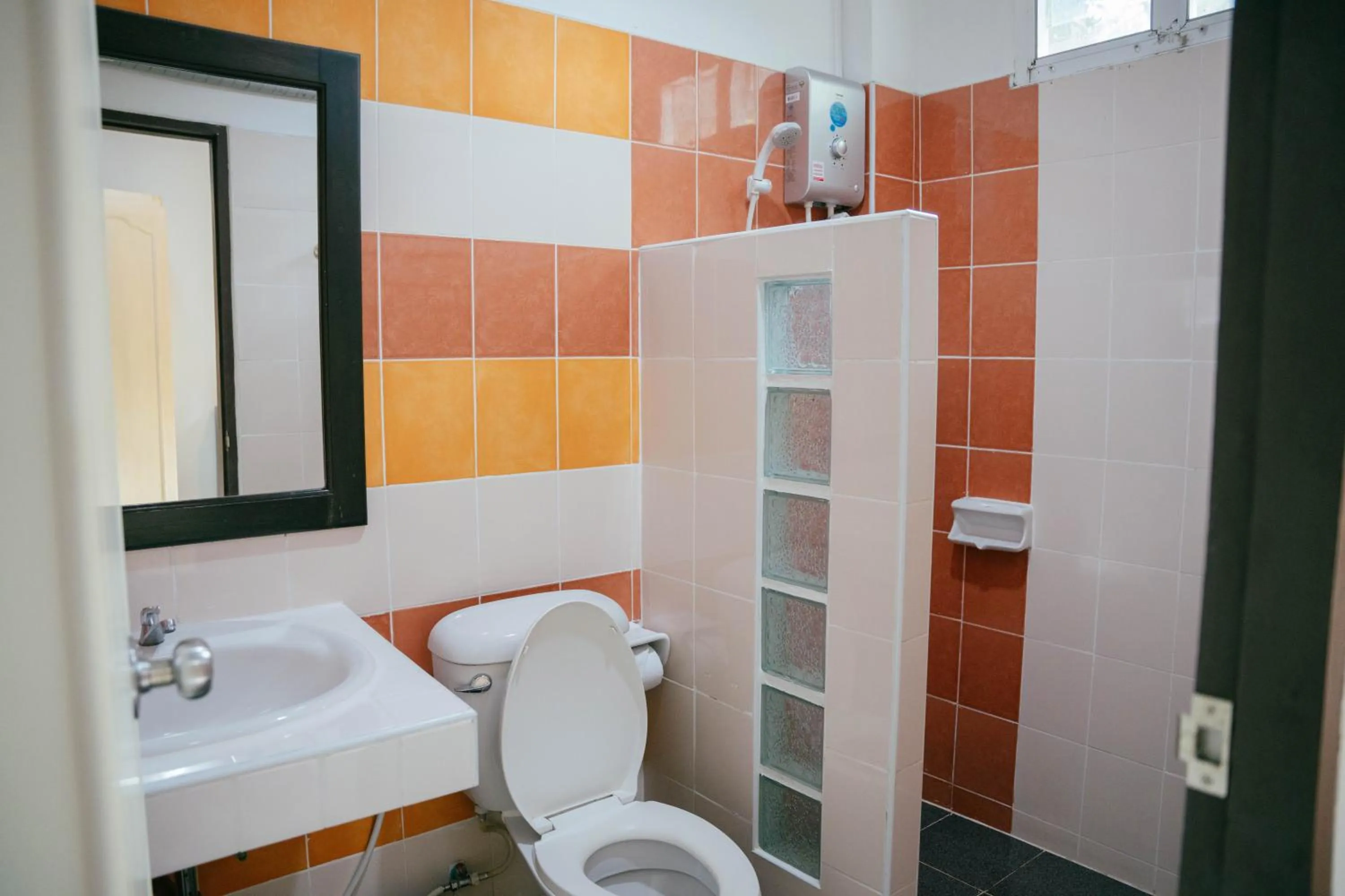 Shower in The Target Hotel chaingrai