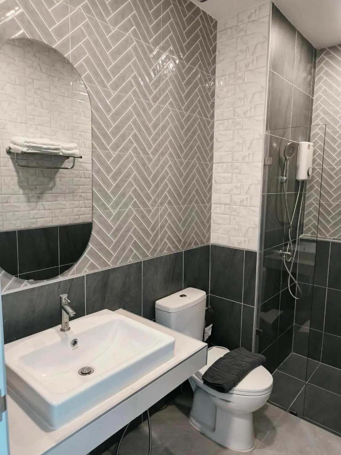 Shower in The Target Hotel chaingrai