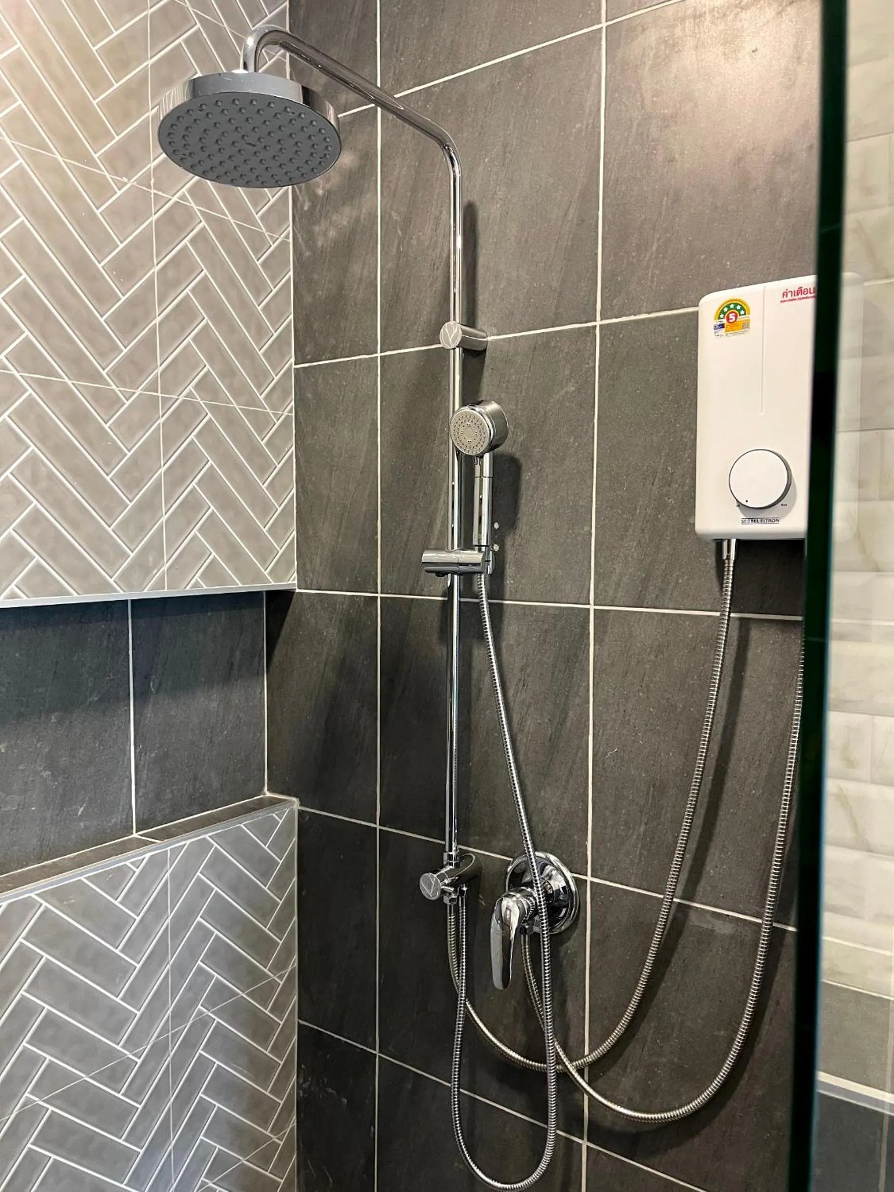 Shower in The Target Hotel chaingrai