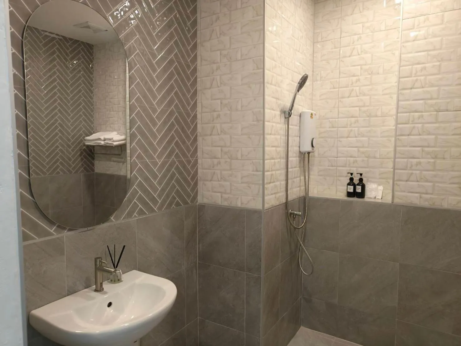 Shower in The Target Hotel chaingrai