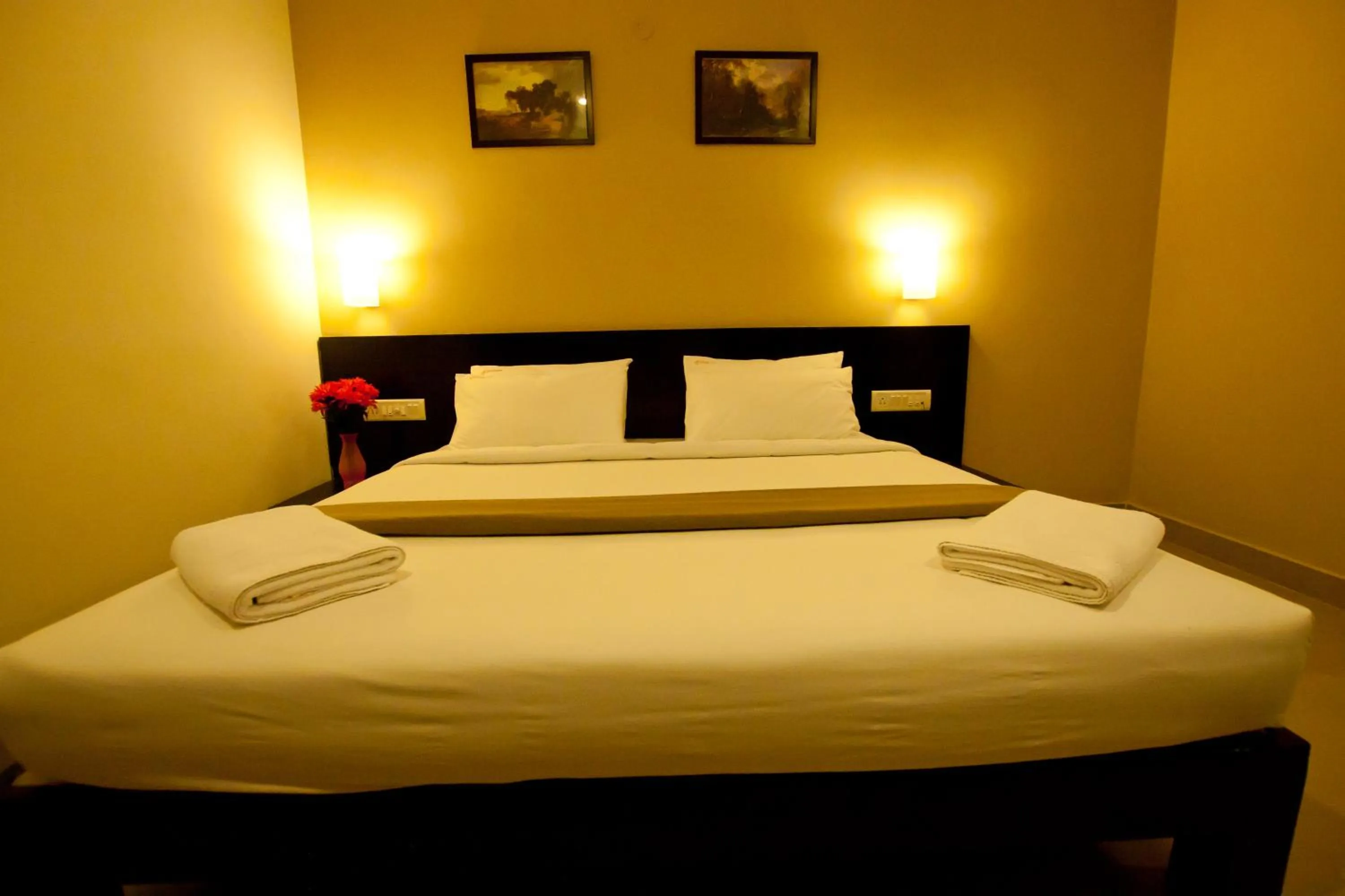 Bedroom, Bed in Hotel Sunshine