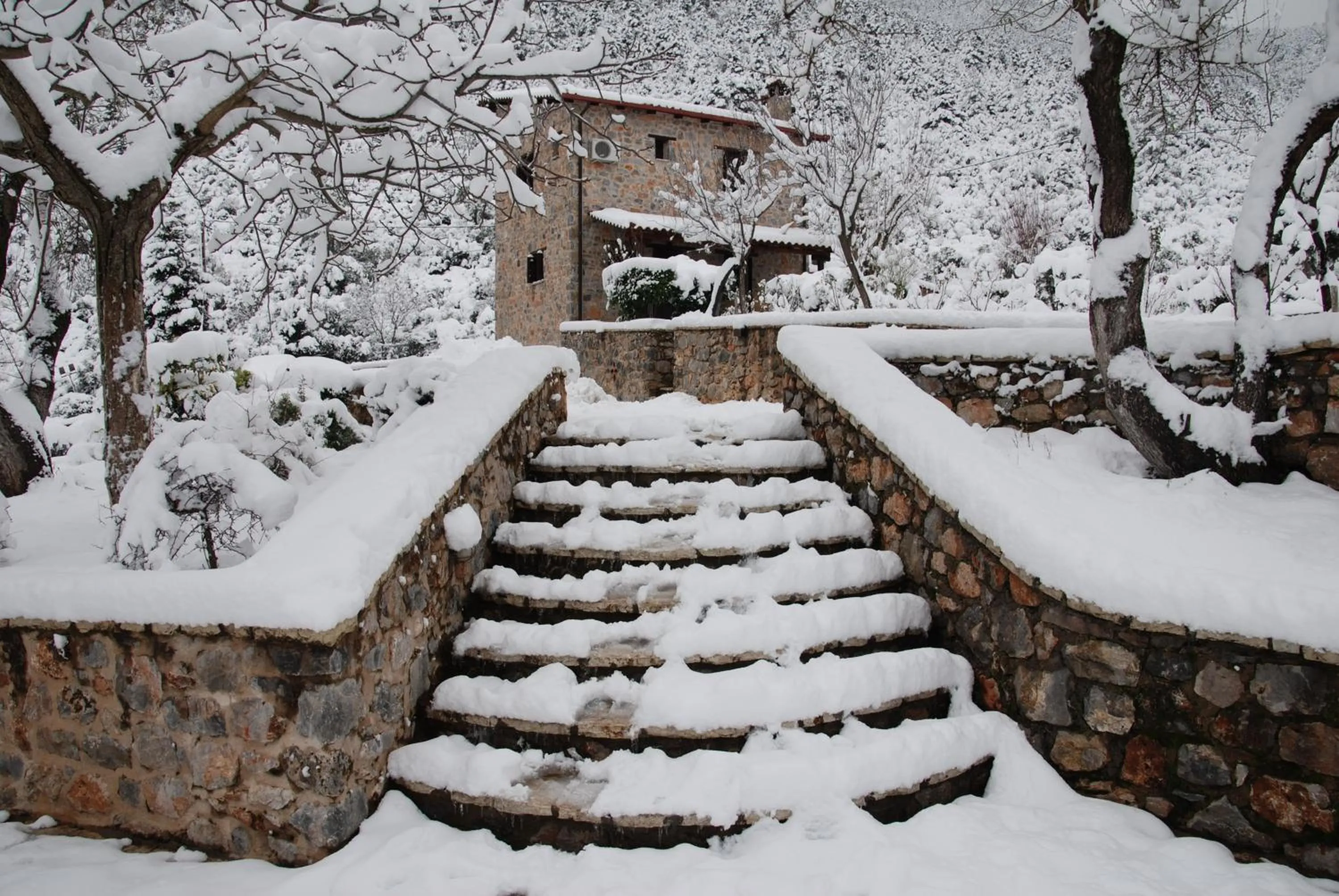 Garden in Menalia Villas & Suites ΚΤΗΜΑ ΚΟΥΜΠΟΥΡΗ