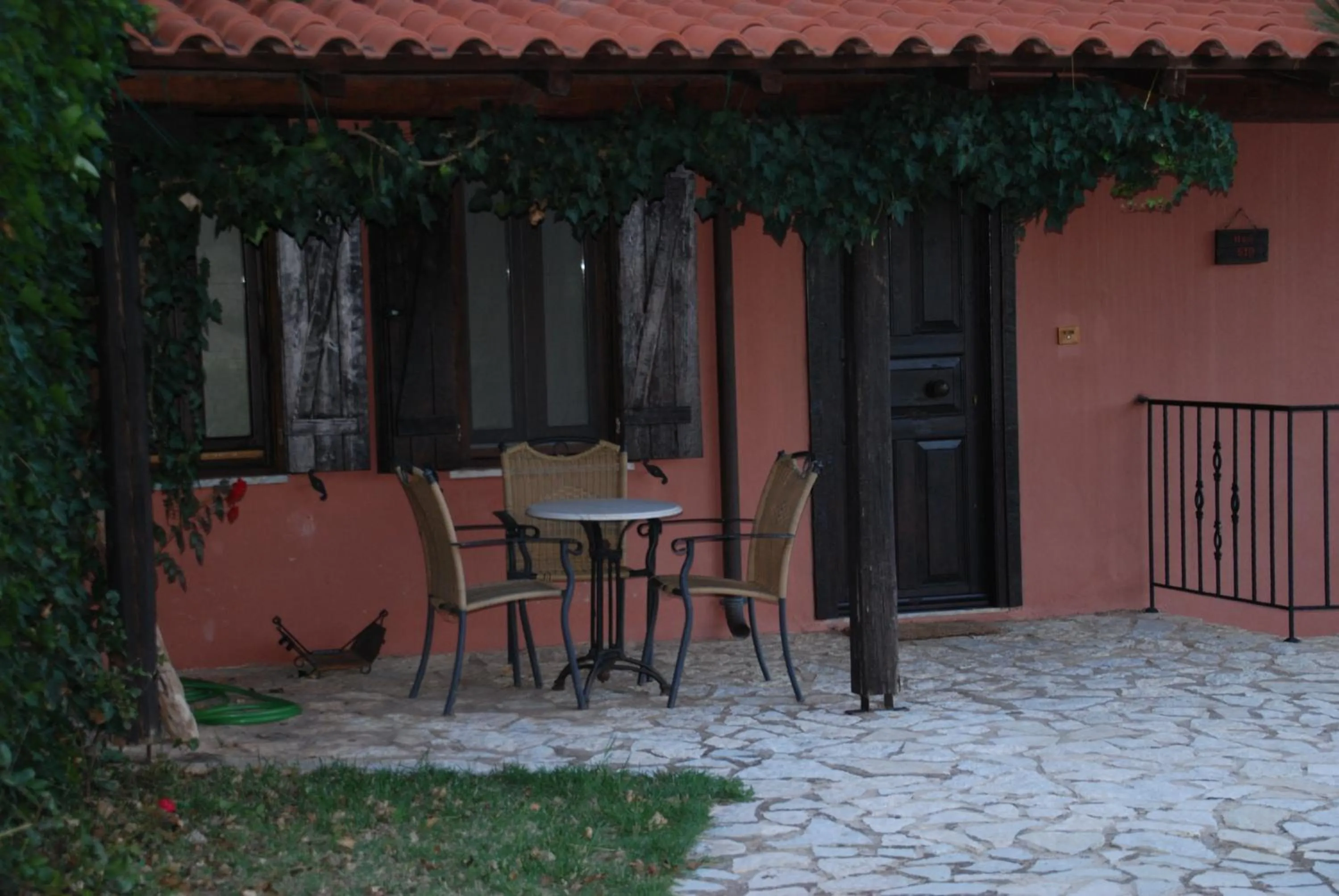 Garden in Menalia Villas & Suites ΚΤΗΜΑ ΚΟΥΜΠΟΥΡΗ