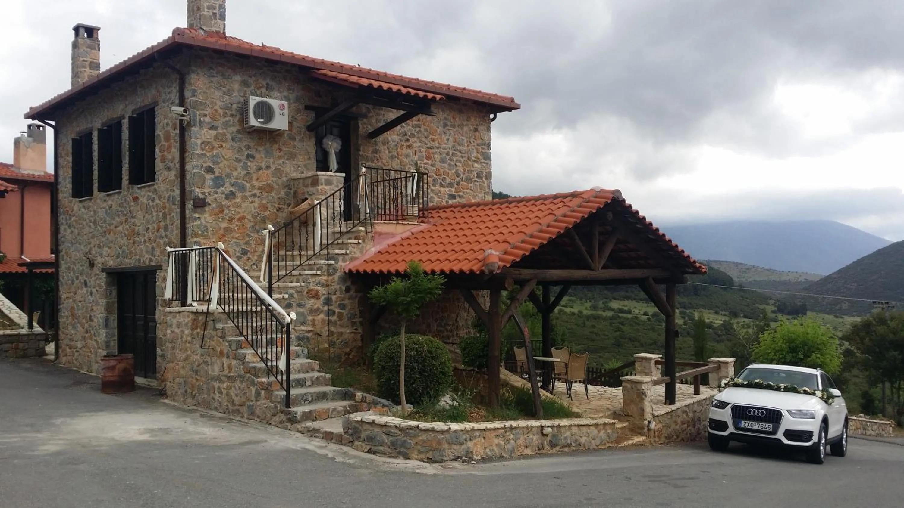 Lake view in Menalia Villas & Suites ΚΤΗΜΑ ΚΟΥΜΠΟΥΡΗ