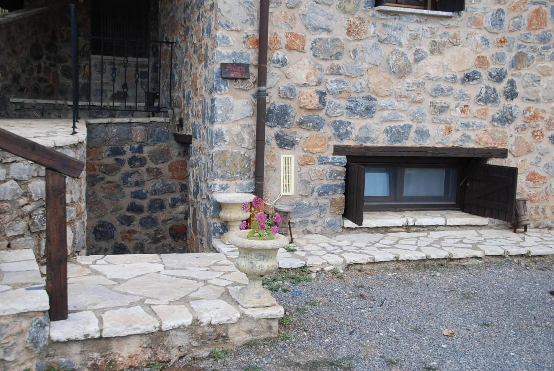 Photo of the whole room in Menalia Villas & Suites ΚΤΗΜΑ ΚΟΥΜΠΟΥΡΗ