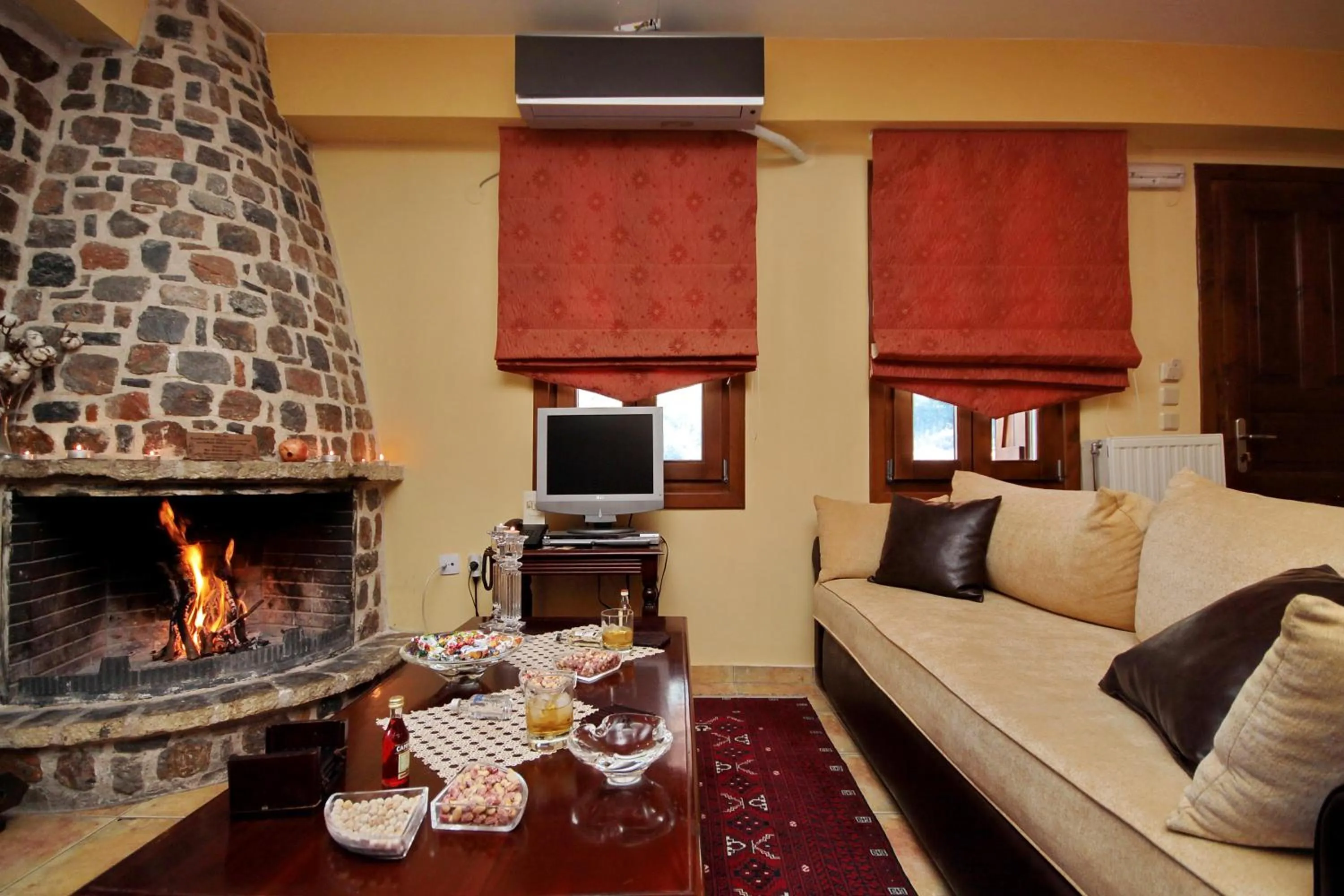 flat iron in Menalia Villas & Suites ΚΤΗΜΑ ΚΟΥΜΠΟΥΡΗ