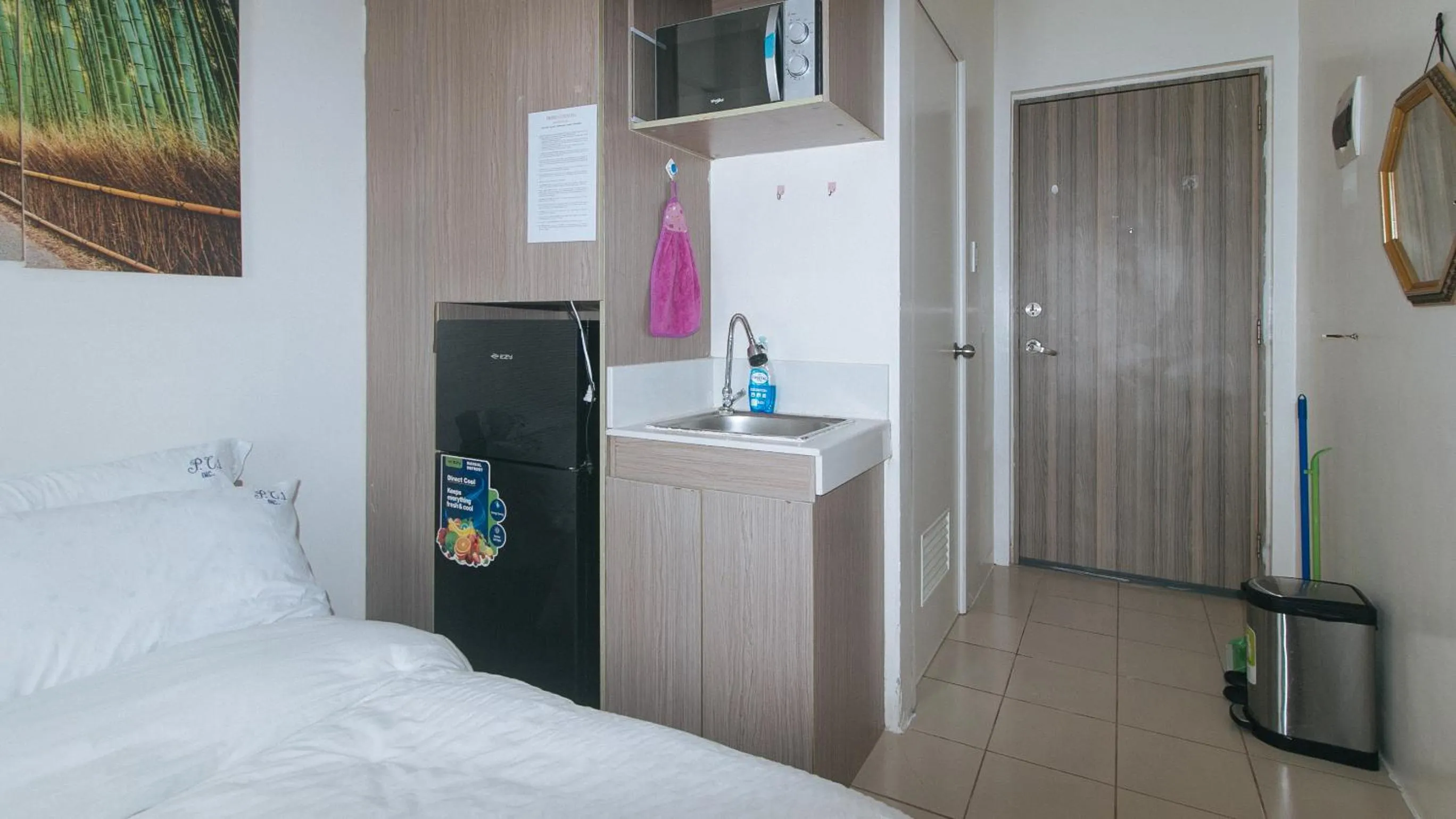 Kitchen or kitchenette, Bed in Eimy's Place at Urban Deca Mandaluyong by RedDoorz