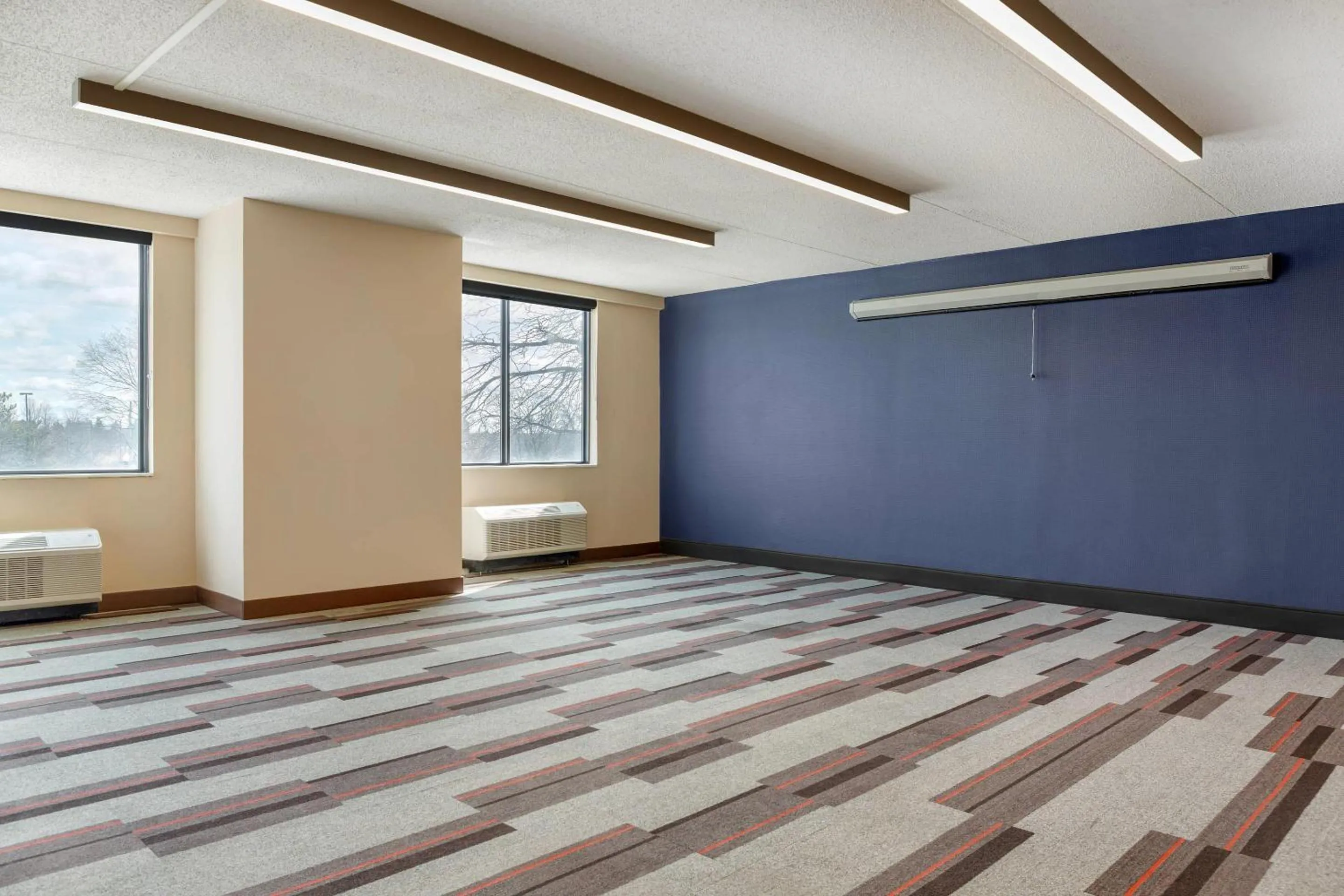 Meeting/conference room, Bed in Radisson Hotel Detroit Metro Airport