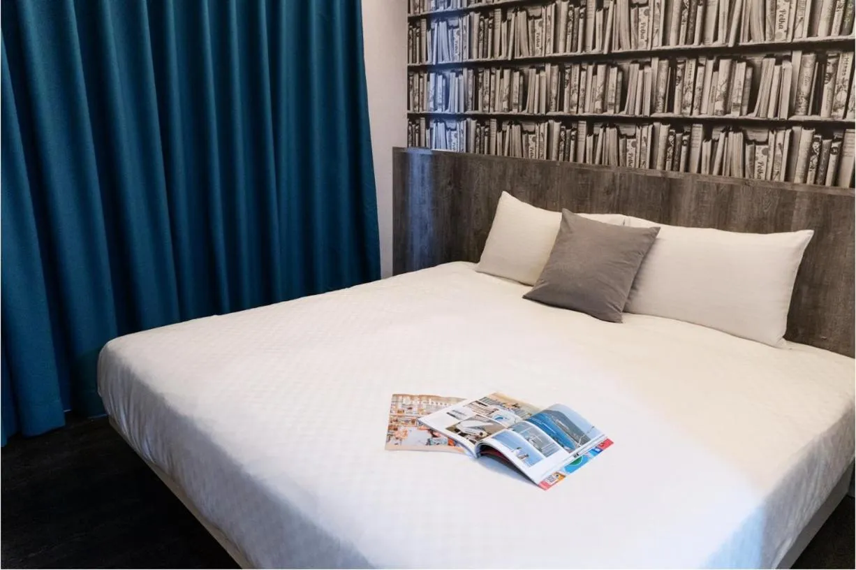 Photo of the whole room, Bed in Talmud Hotel Gongyuan