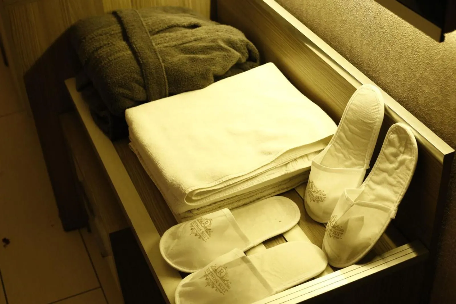 towels in RESTWON SUIT