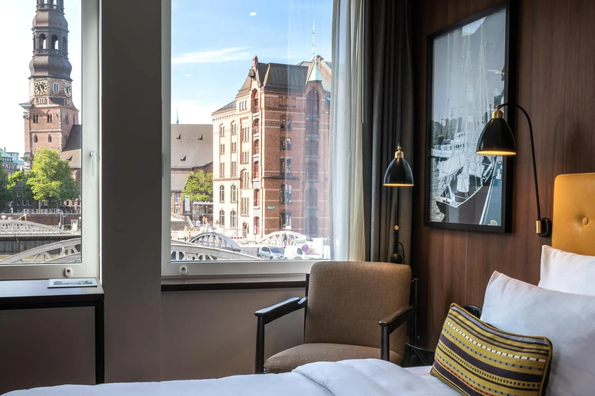 Seating area, Bed in AMERON Hamburg Hotel Speicherstadt