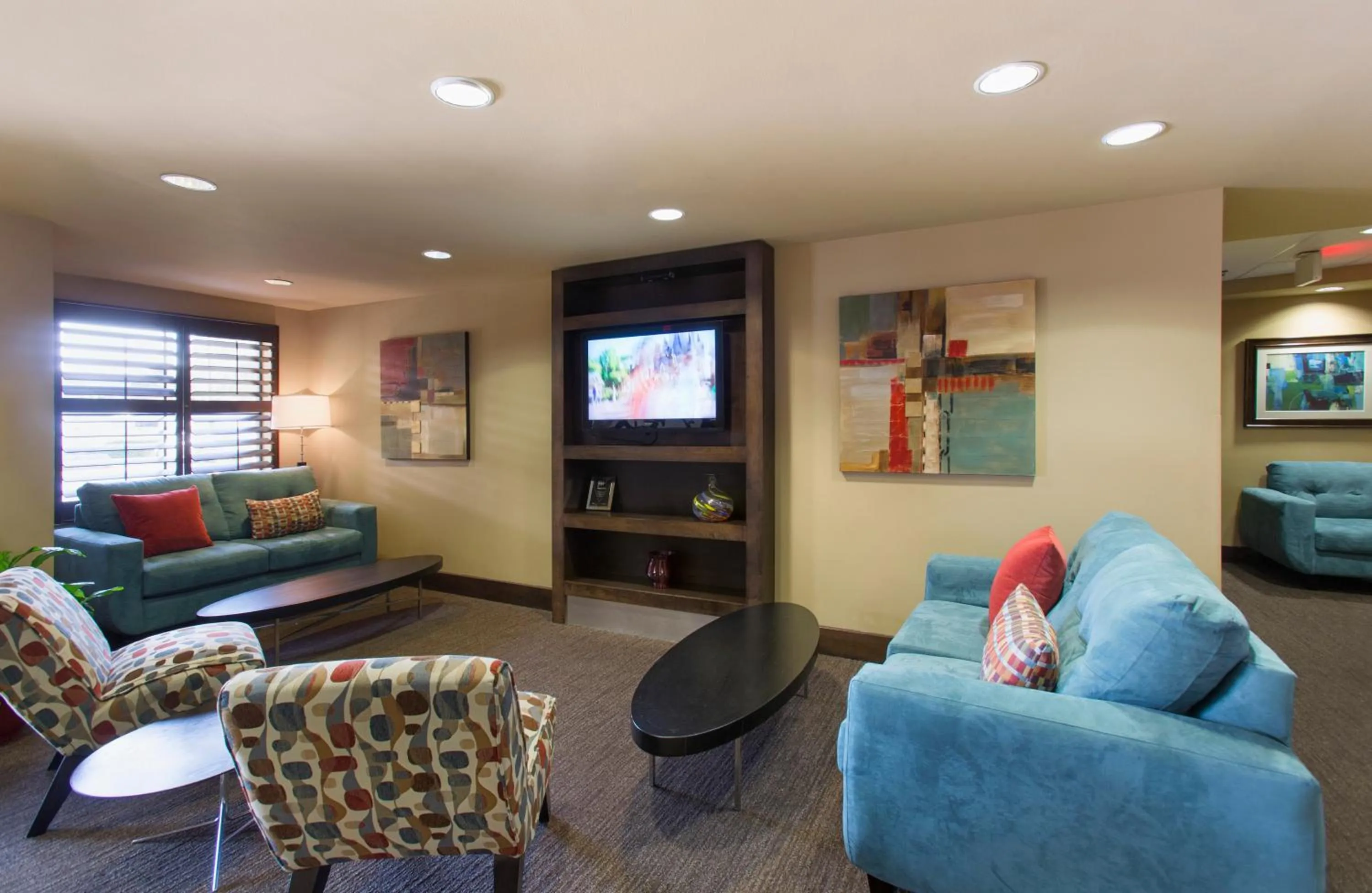 Communal lounge/ TV room in staySky Suites I-Drive Orlando Near Universal
