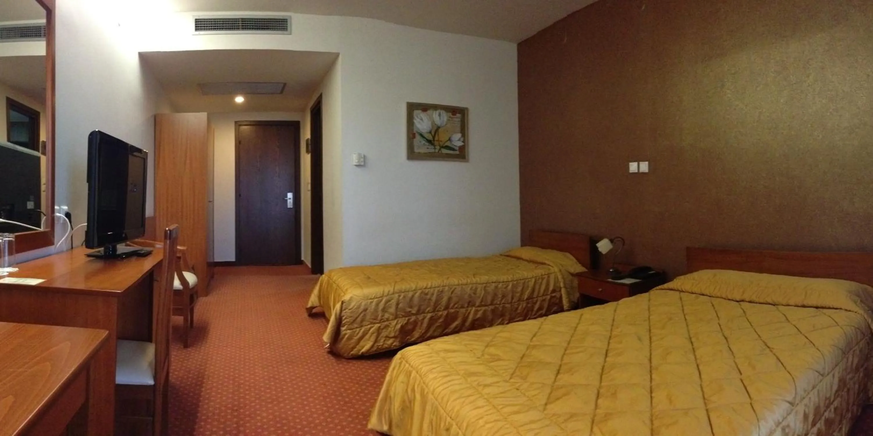 Photo of the whole room, Bed in Achillio Hotel