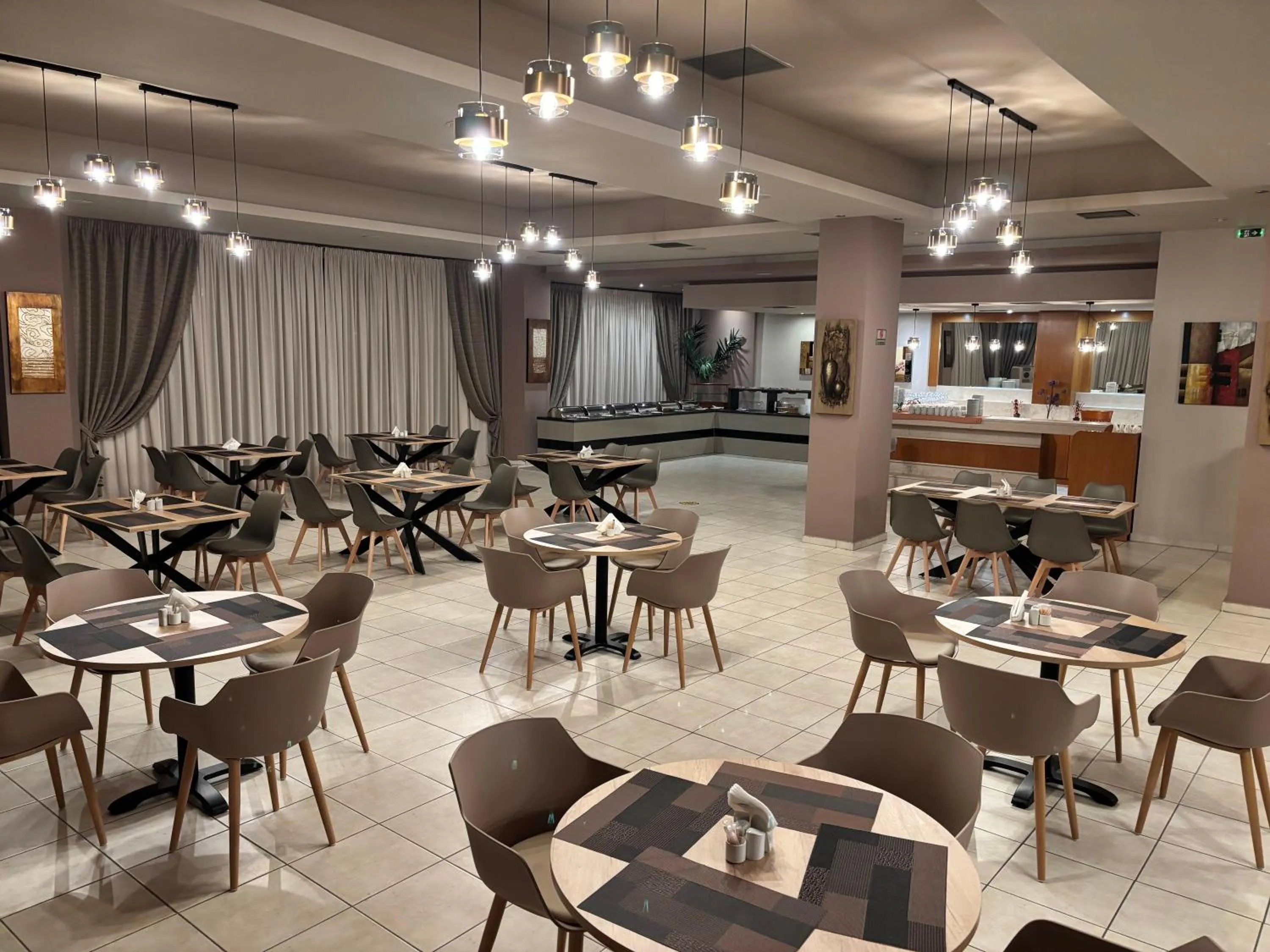 Restaurant/places to eat in Achillio Hotel