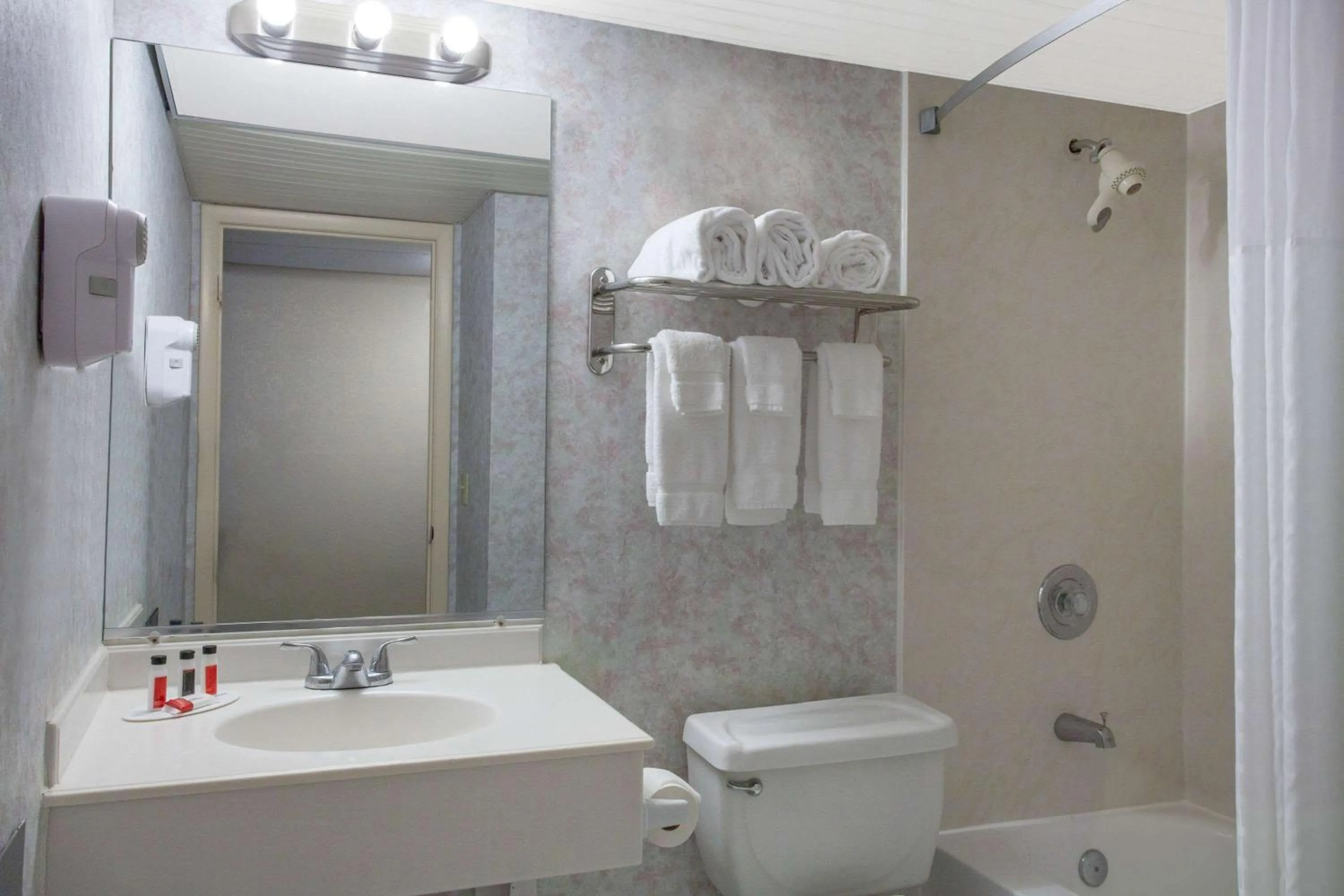 Bathroom in Space Coast Hotel Titusville-Kennedy Space Center