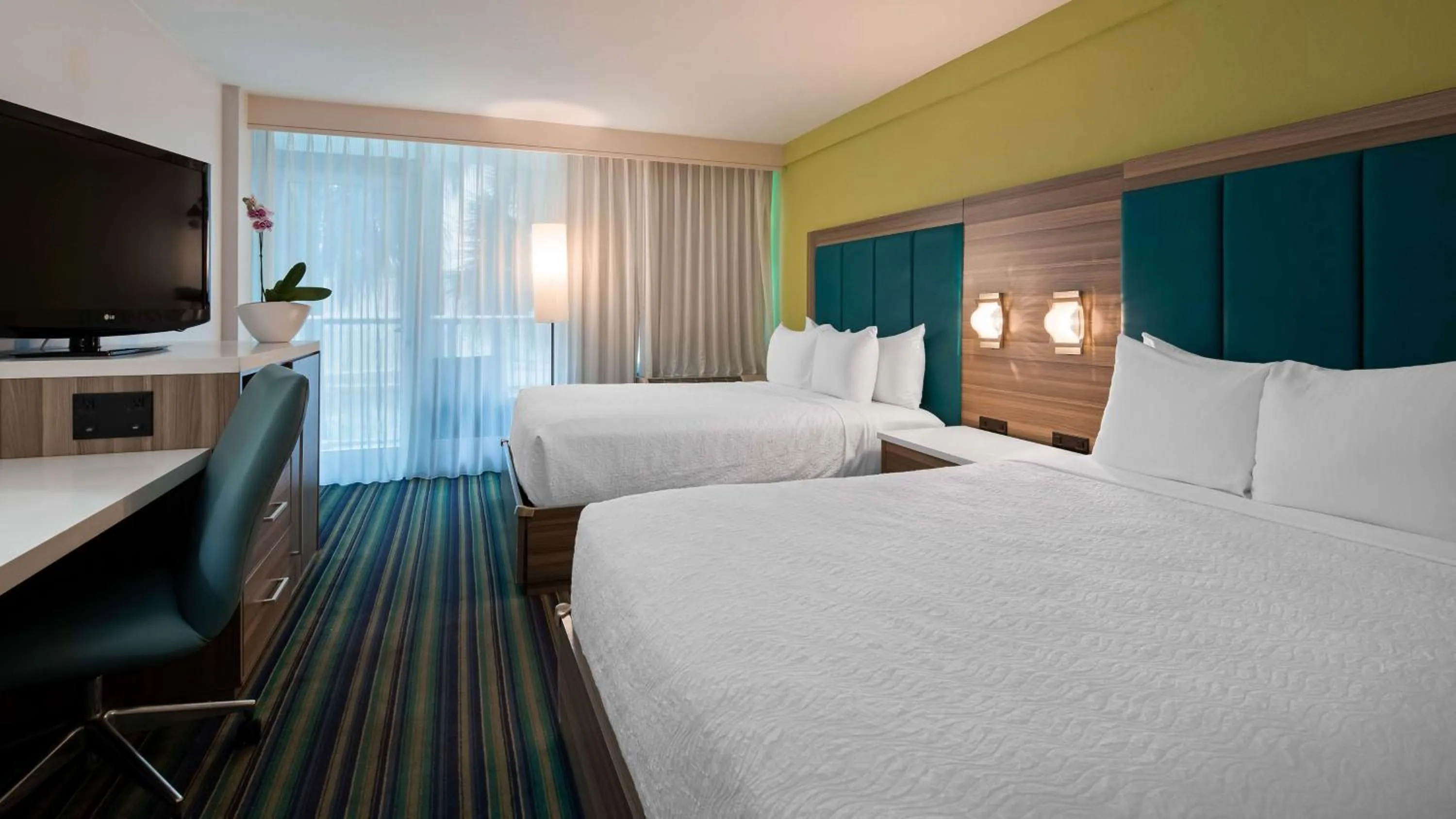 Bed in Best Western Plus Oceanside Inn