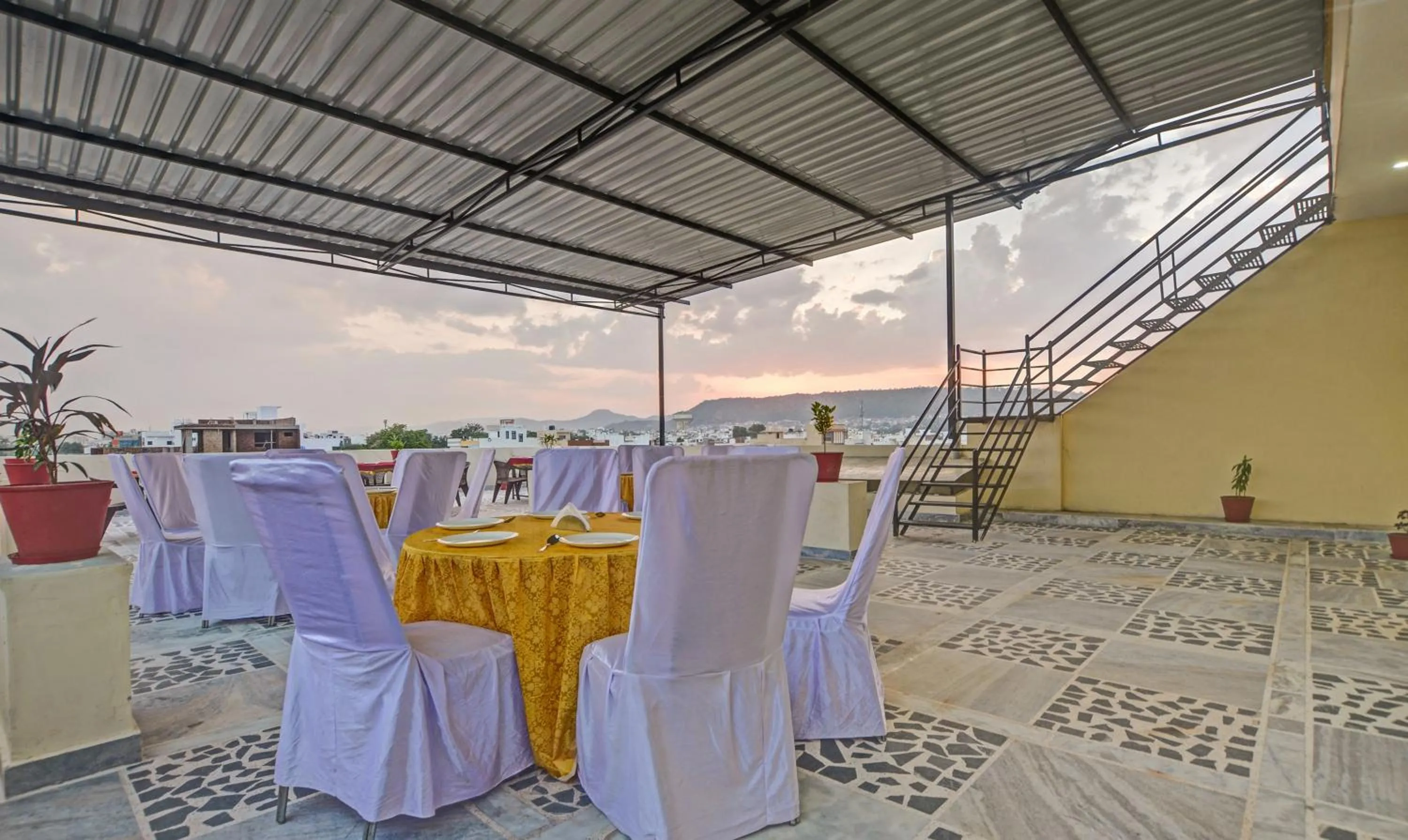 Restaurant/places to eat in Hotel Vishvam Residency Udaipur