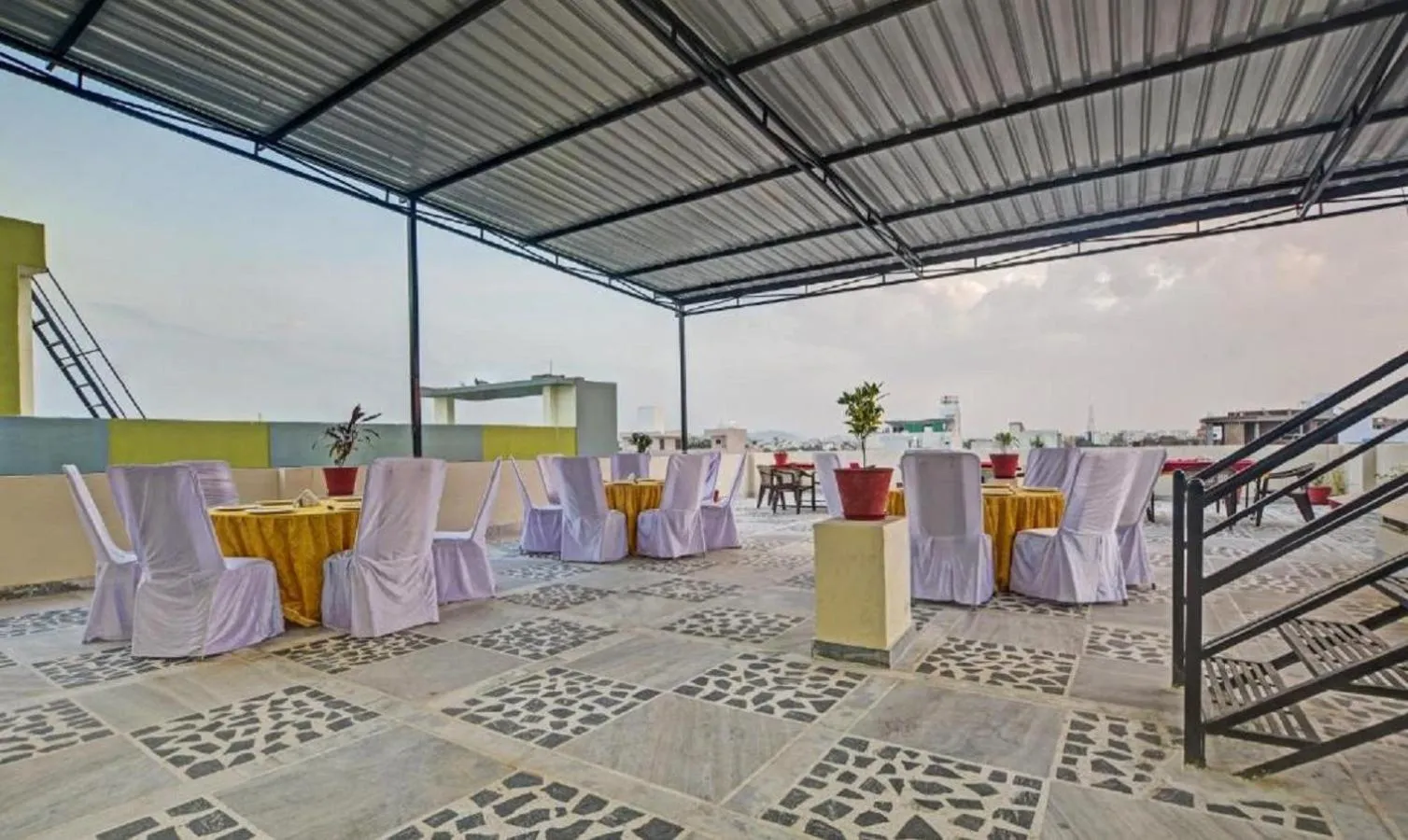 Restaurant/places to eat in Hotel Vishvam Residency Udaipur