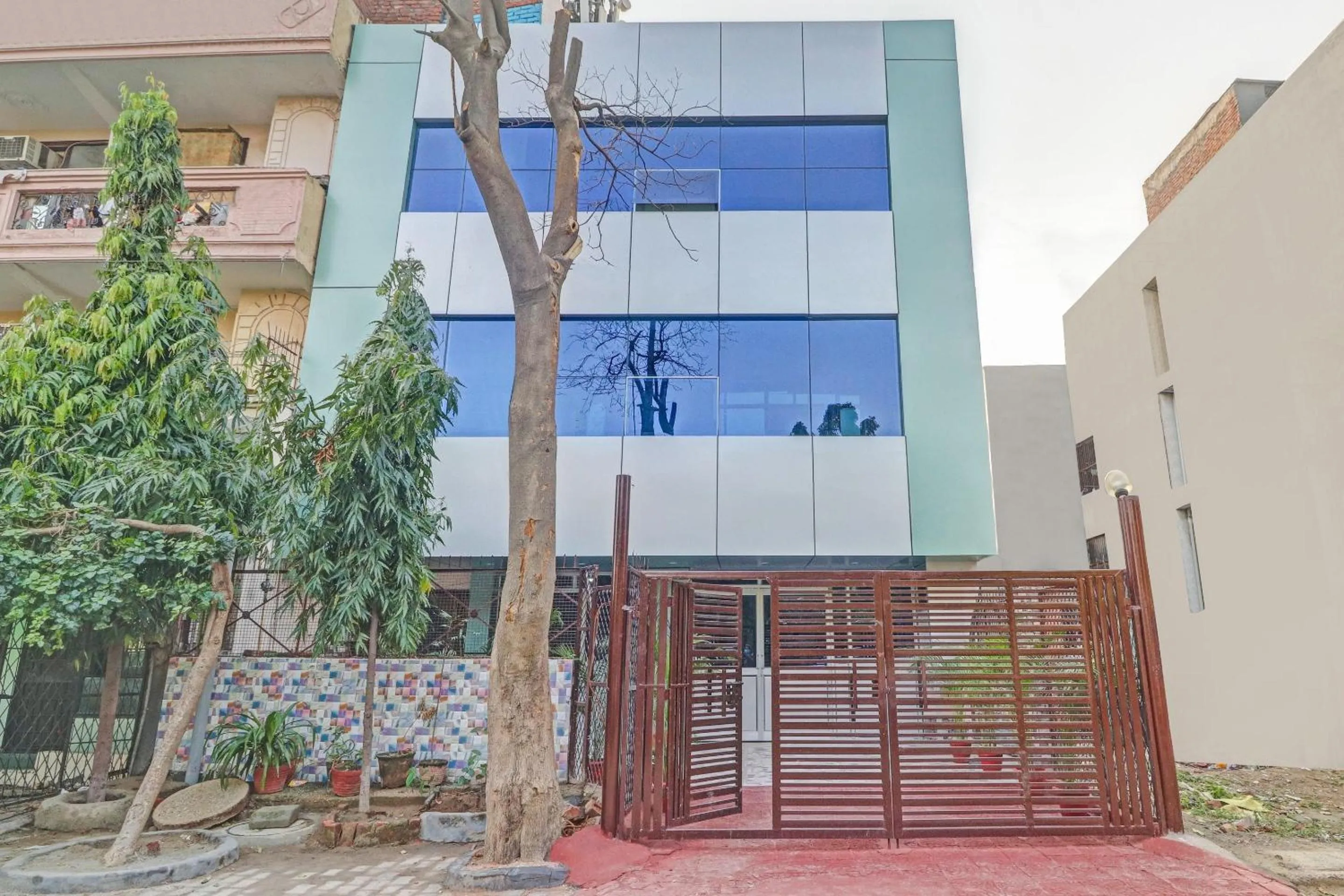 Facade/entrance in Super Hotel O Satguru Residency