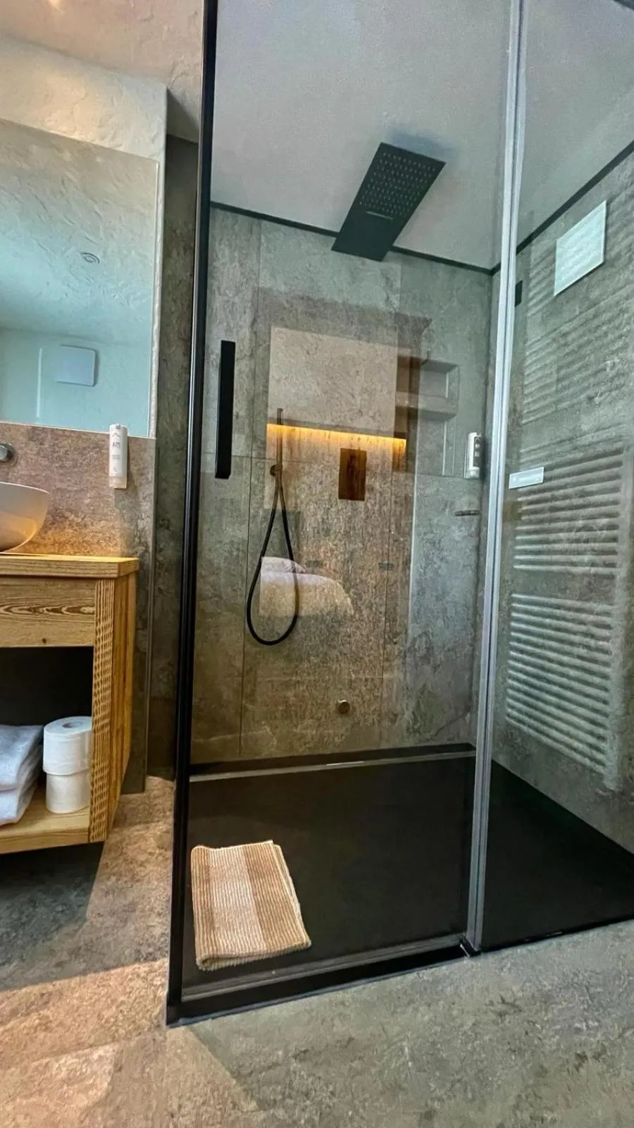 Shower in Hotel Pontiglia