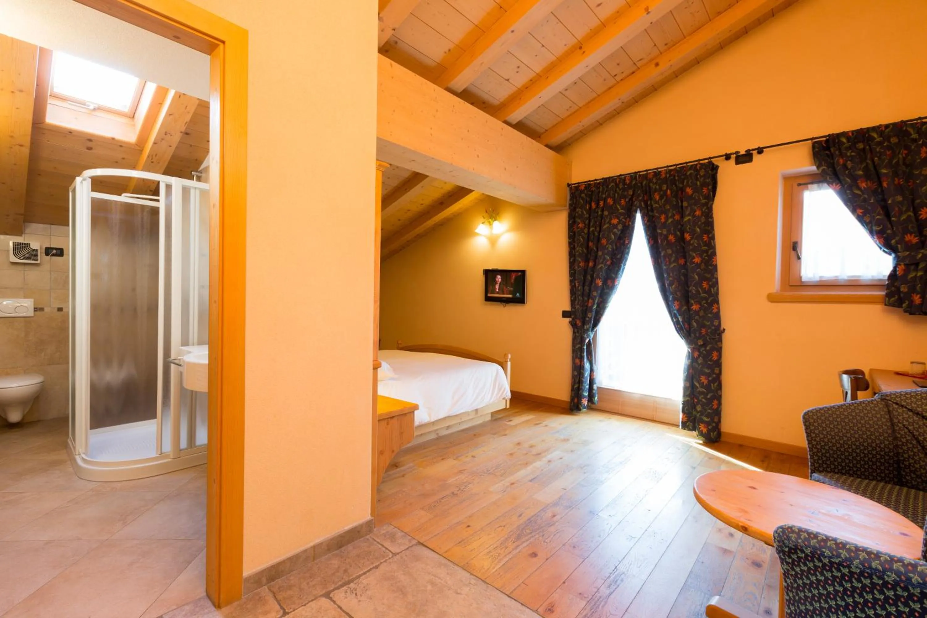 Shower, Bed in Hotel Pontiglia