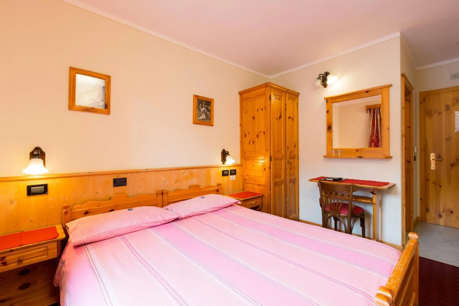 Bedroom, Bed in Hotel Pontiglia