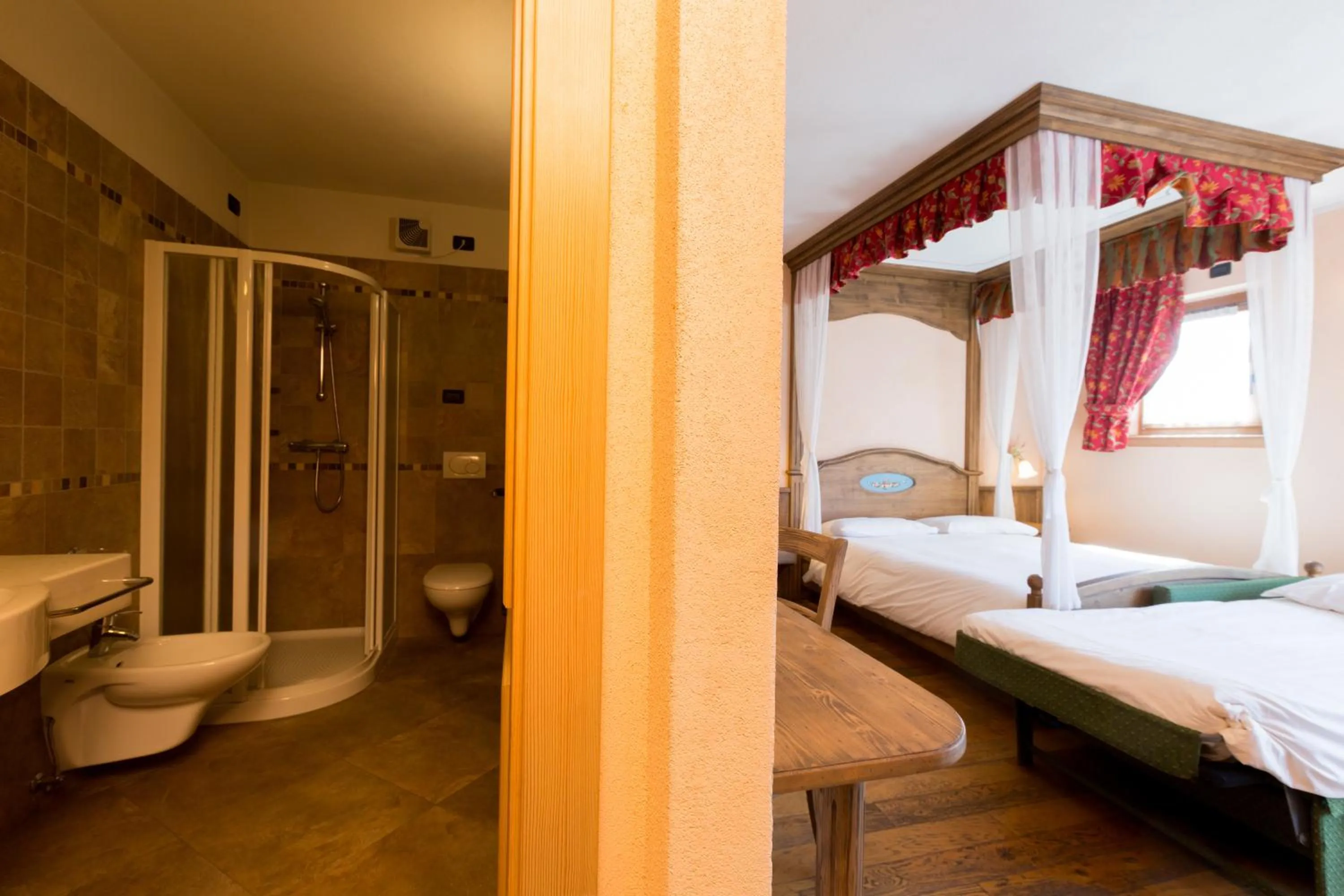 Shower, Bed in Hotel Pontiglia