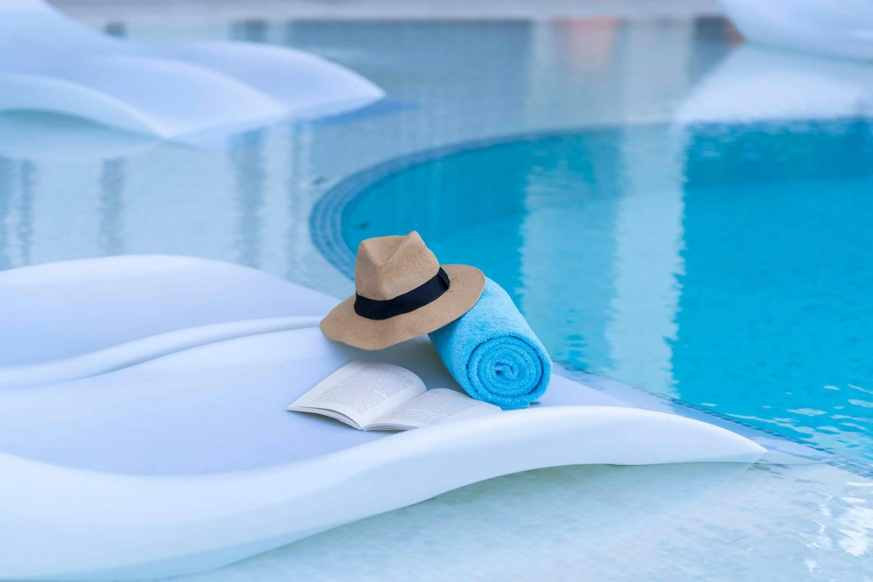 Swimming pool in Hyatt Centric Jumeirah Dubai