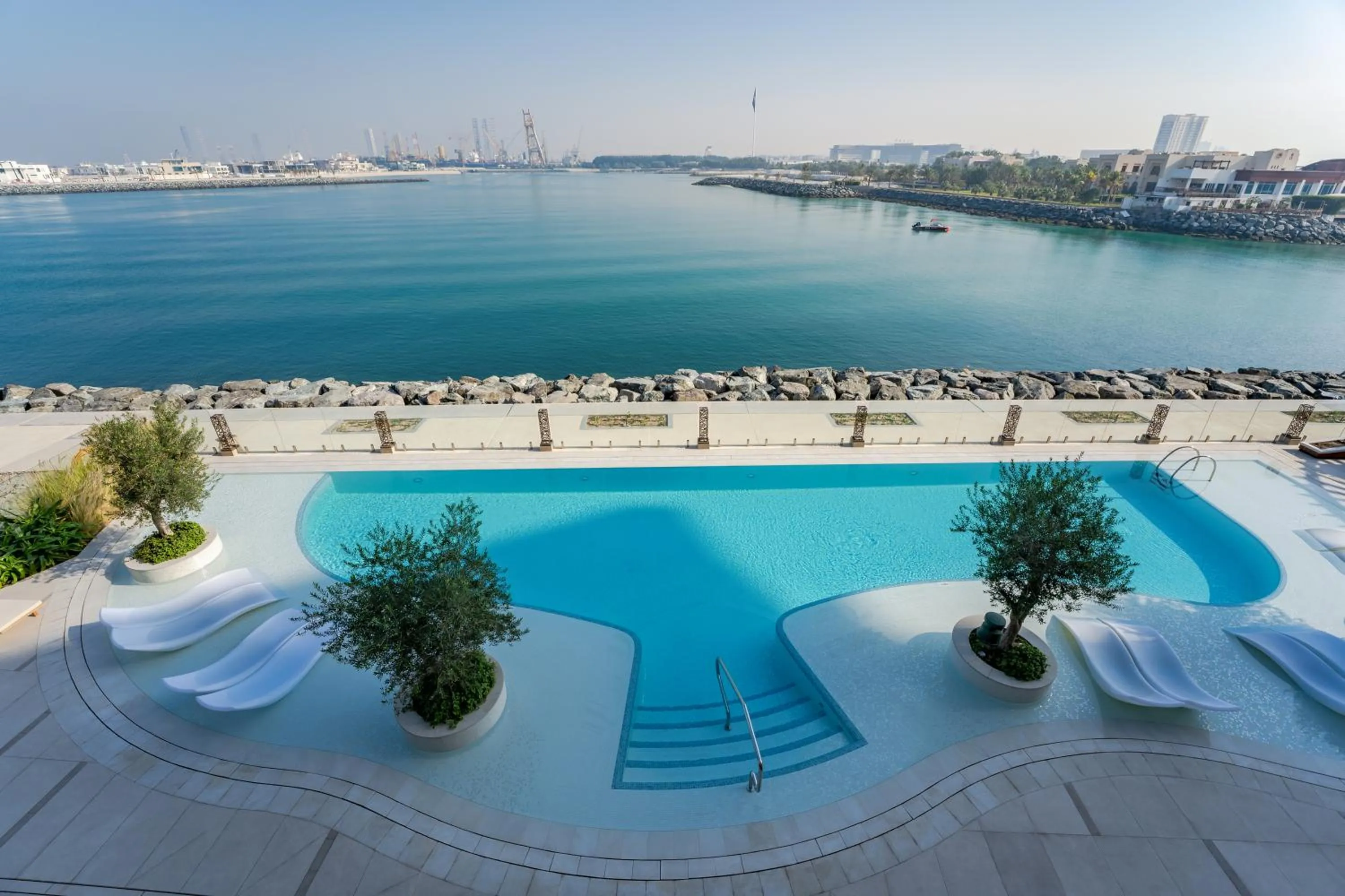 Swimming pool in Hyatt Centric Jumeirah Dubai