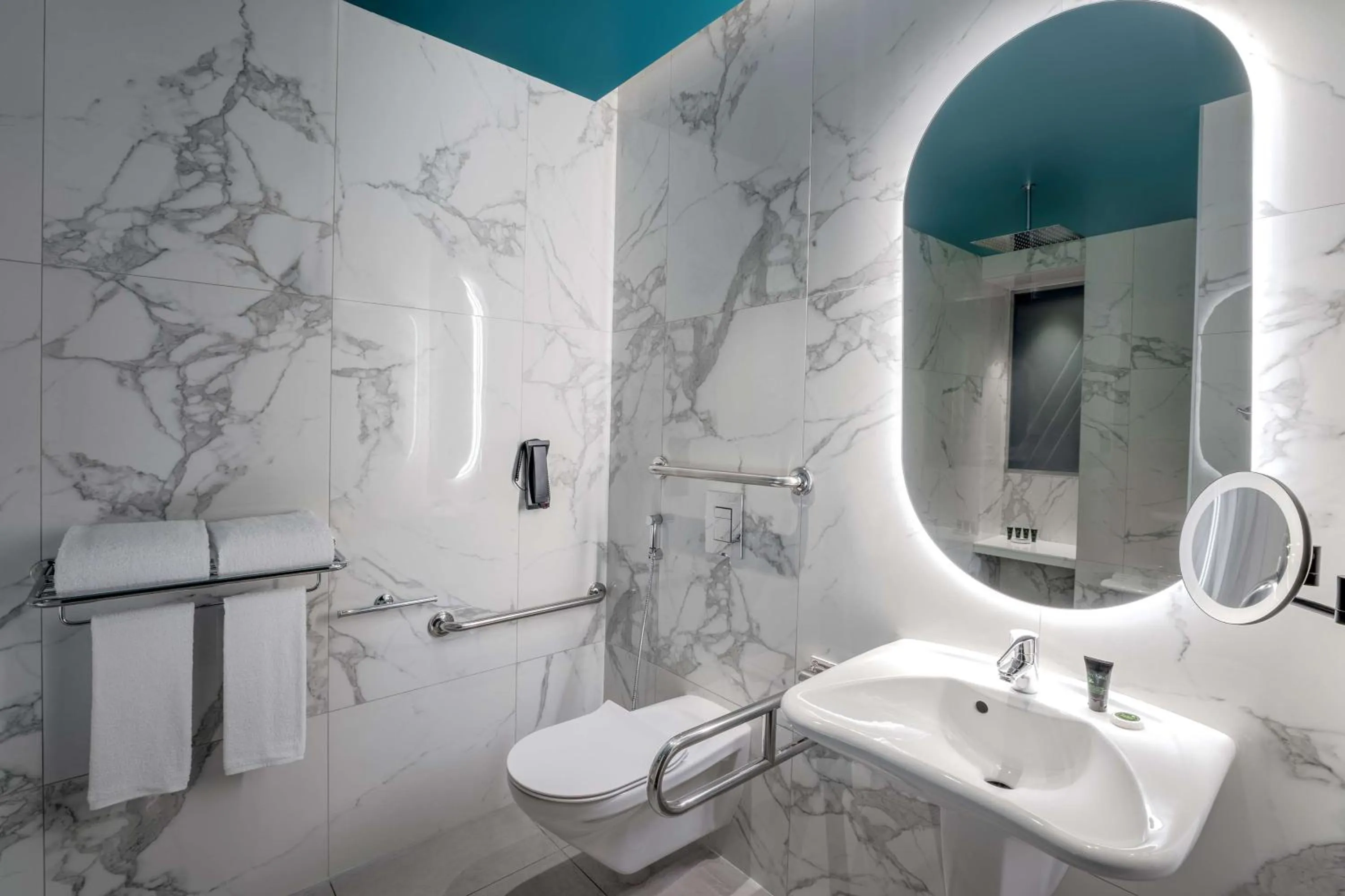 Bathroom in Hyatt Centric Jumeirah Dubai