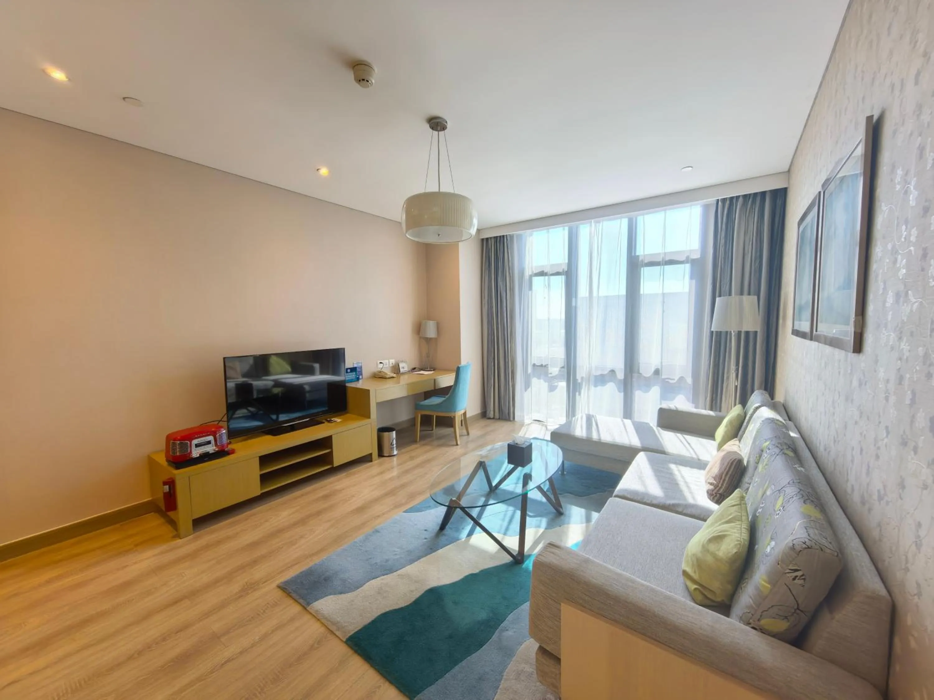 Communal lounge/ TV room in Holiday Inn Express Beijing Yizhuang by IHG