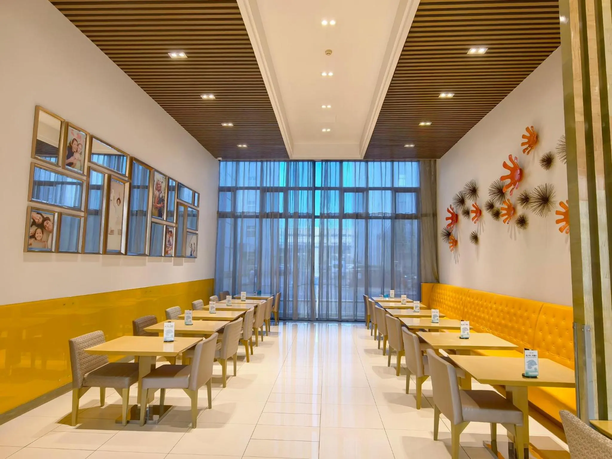 Restaurant/places to eat in Holiday Inn Express Beijing Yizhuang by IHG