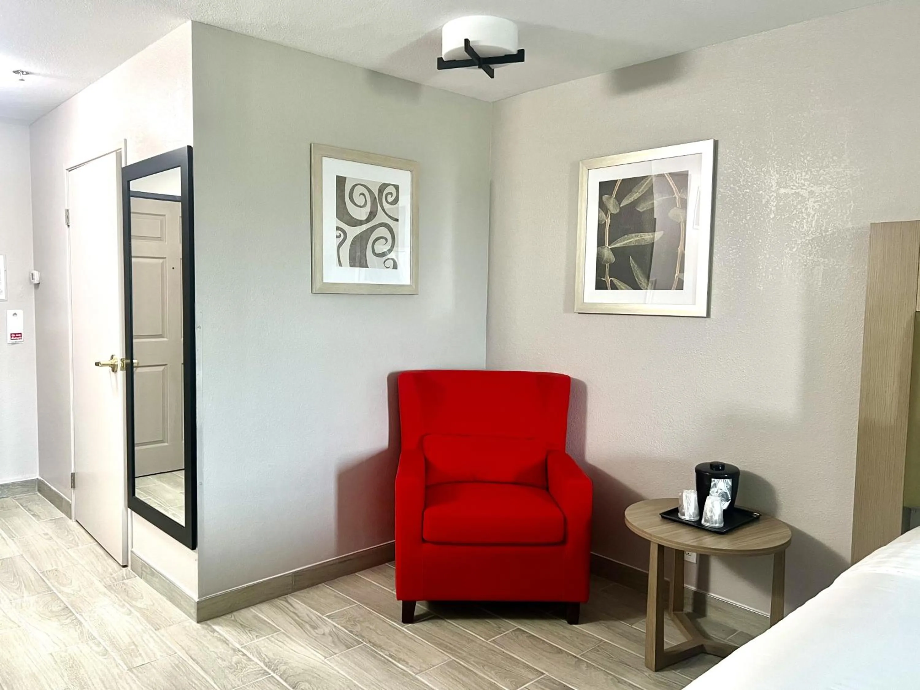 Seating area in Country Inn & Suites by Radisson, Fort Worth, TX