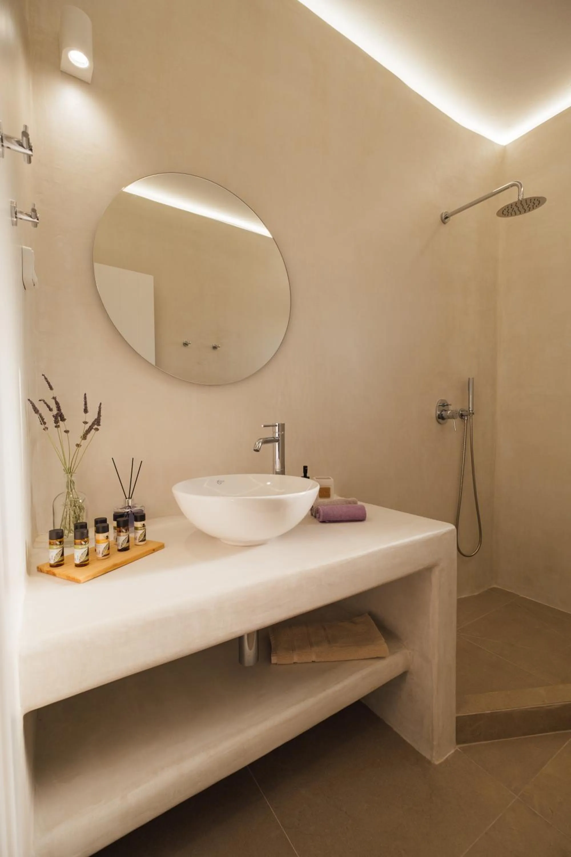 Shower in Xerolithos Natural Living