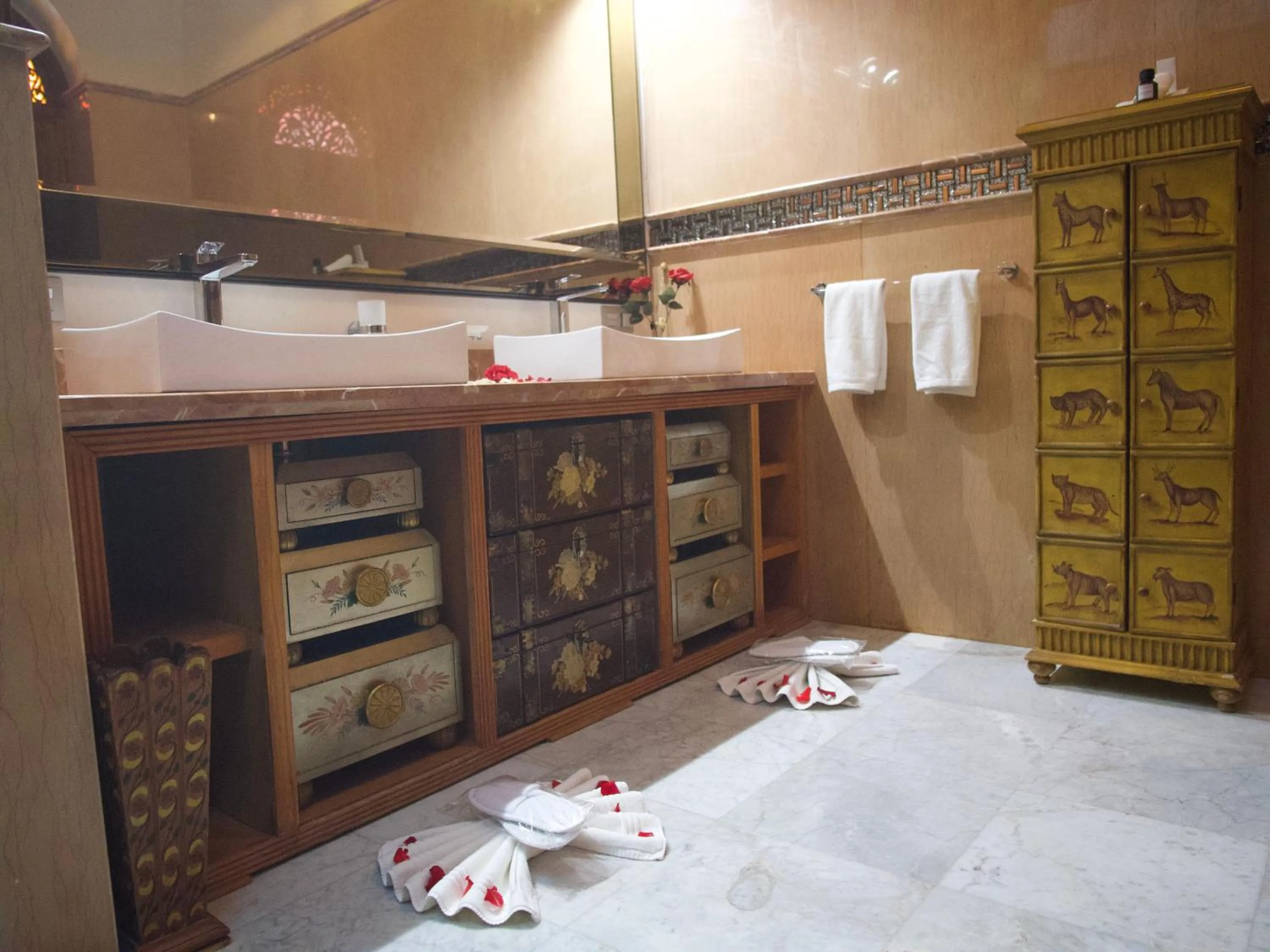 Bathroom, Bed in Sillage Palace Sky & Spa