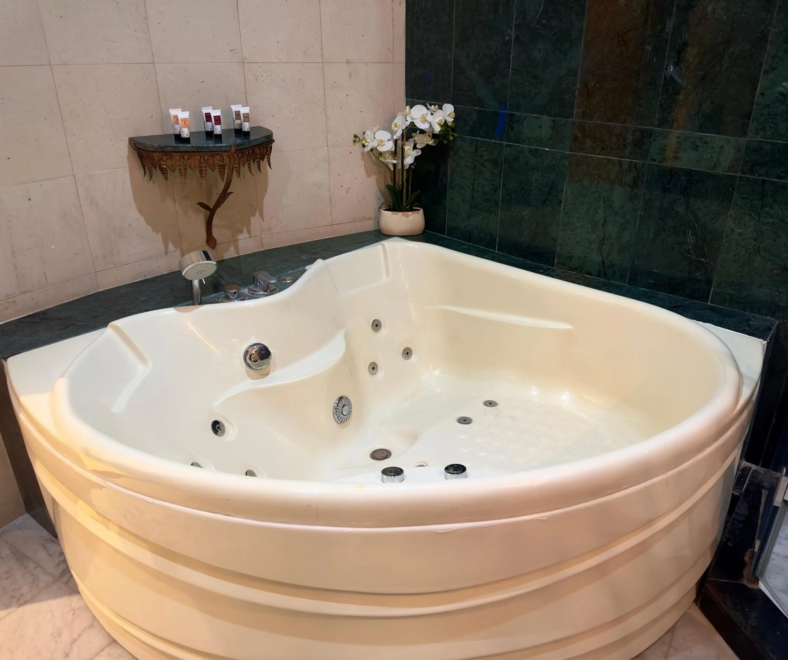 Hot Tub in Sillage Palace Sky & Spa