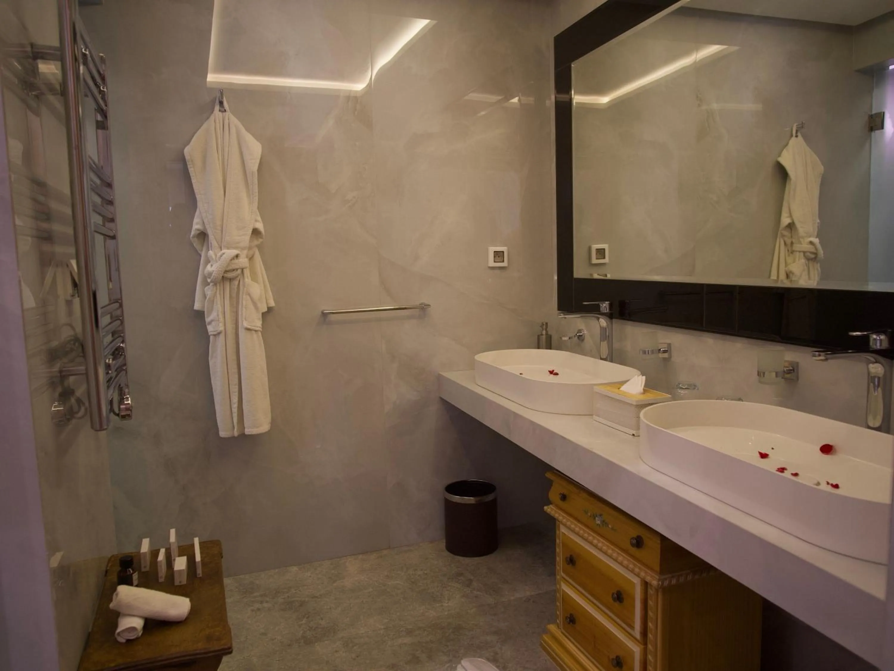 Shower in Sillage Palace Sky & Spa