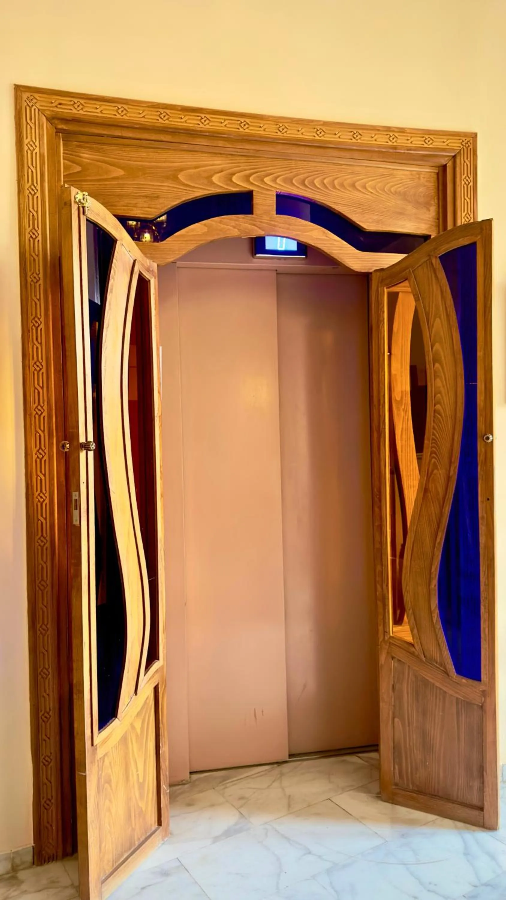 elevator in Sillage Palace Sky & Spa