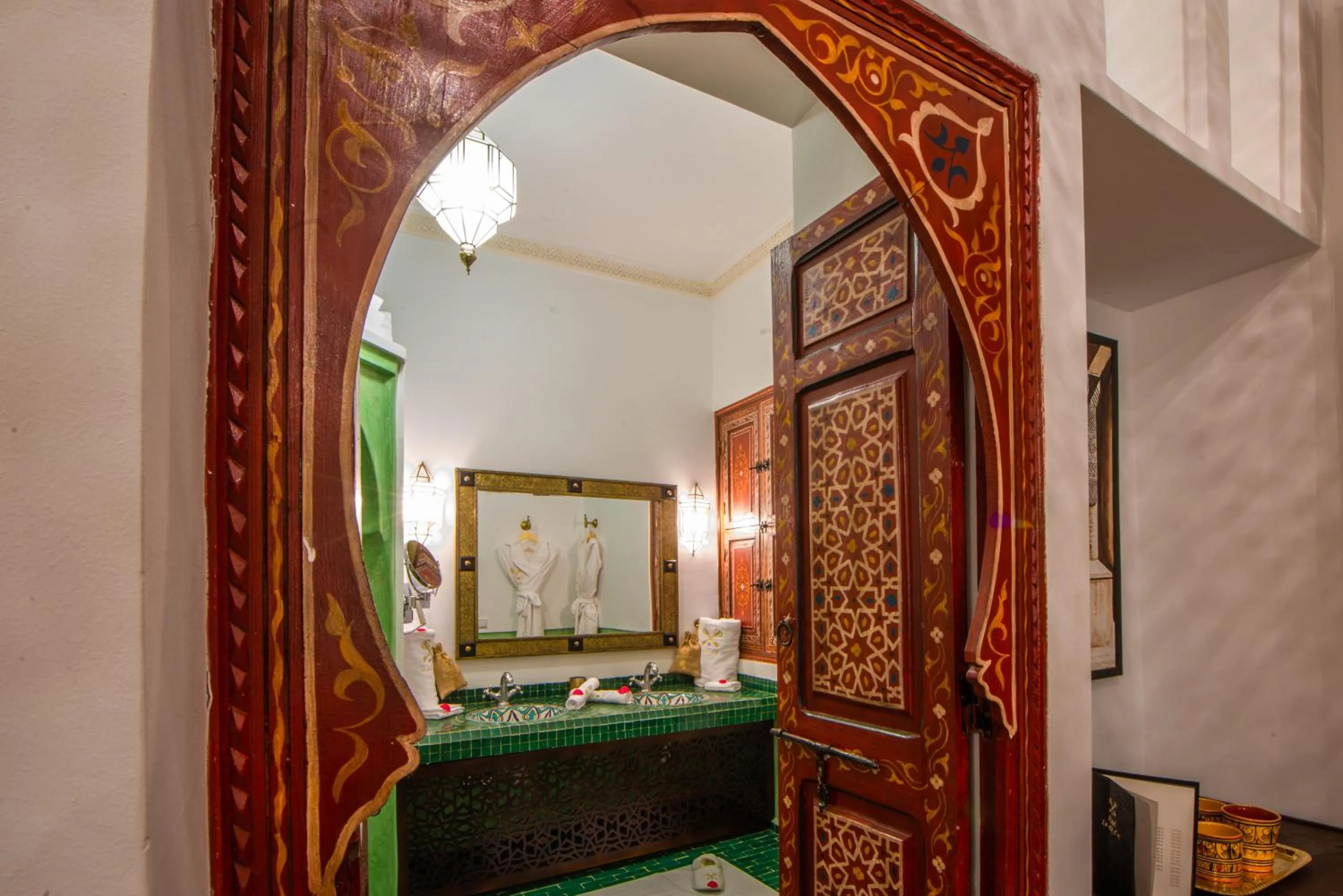 Bathroom, Bed in Riad la clé d'or & spa