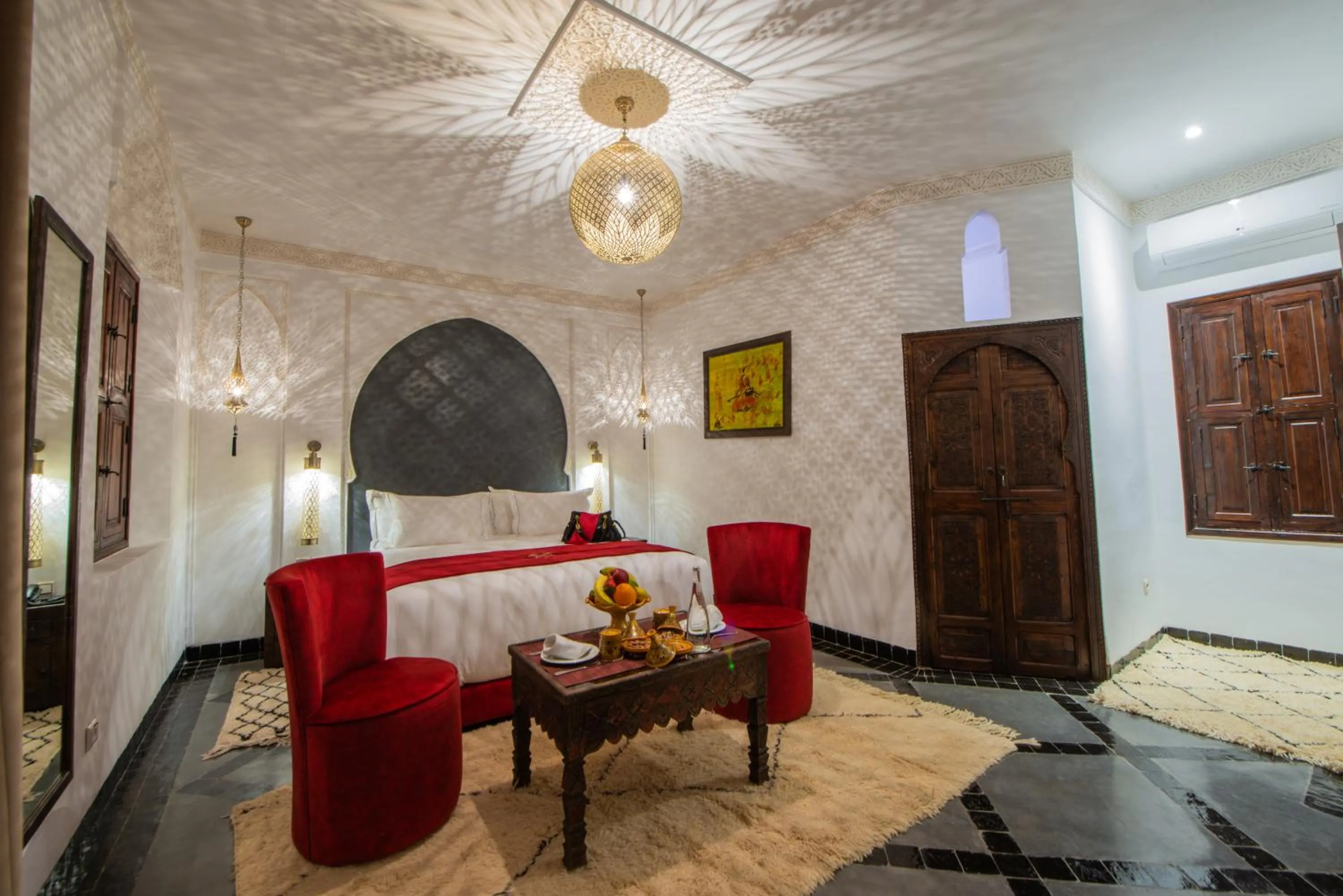 Photo of the whole room, Bed in Riad la clé d'or & spa
