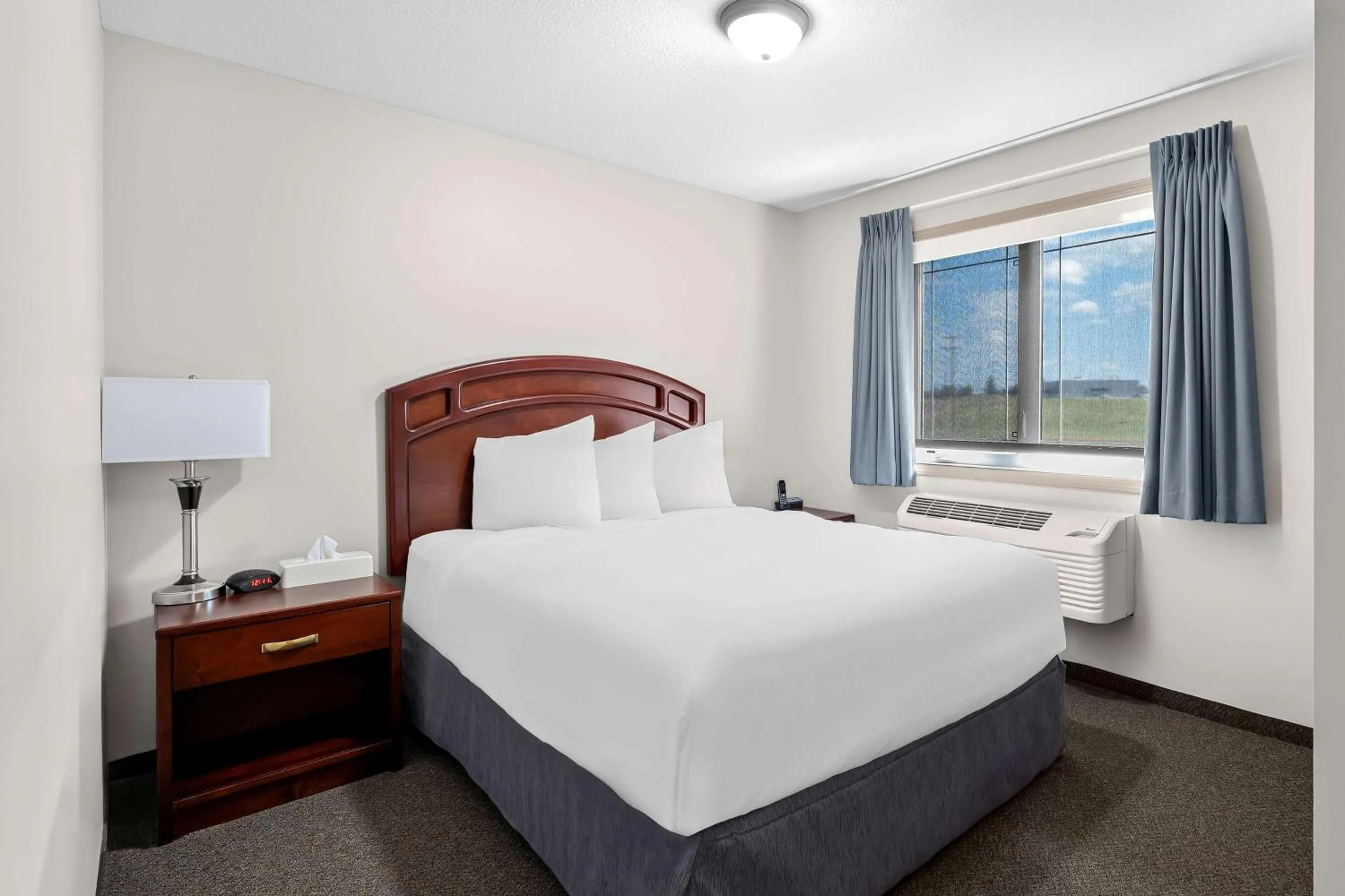 Photo of the whole room, Bed in SureStay Plus Hotel by Best Western Hardisty